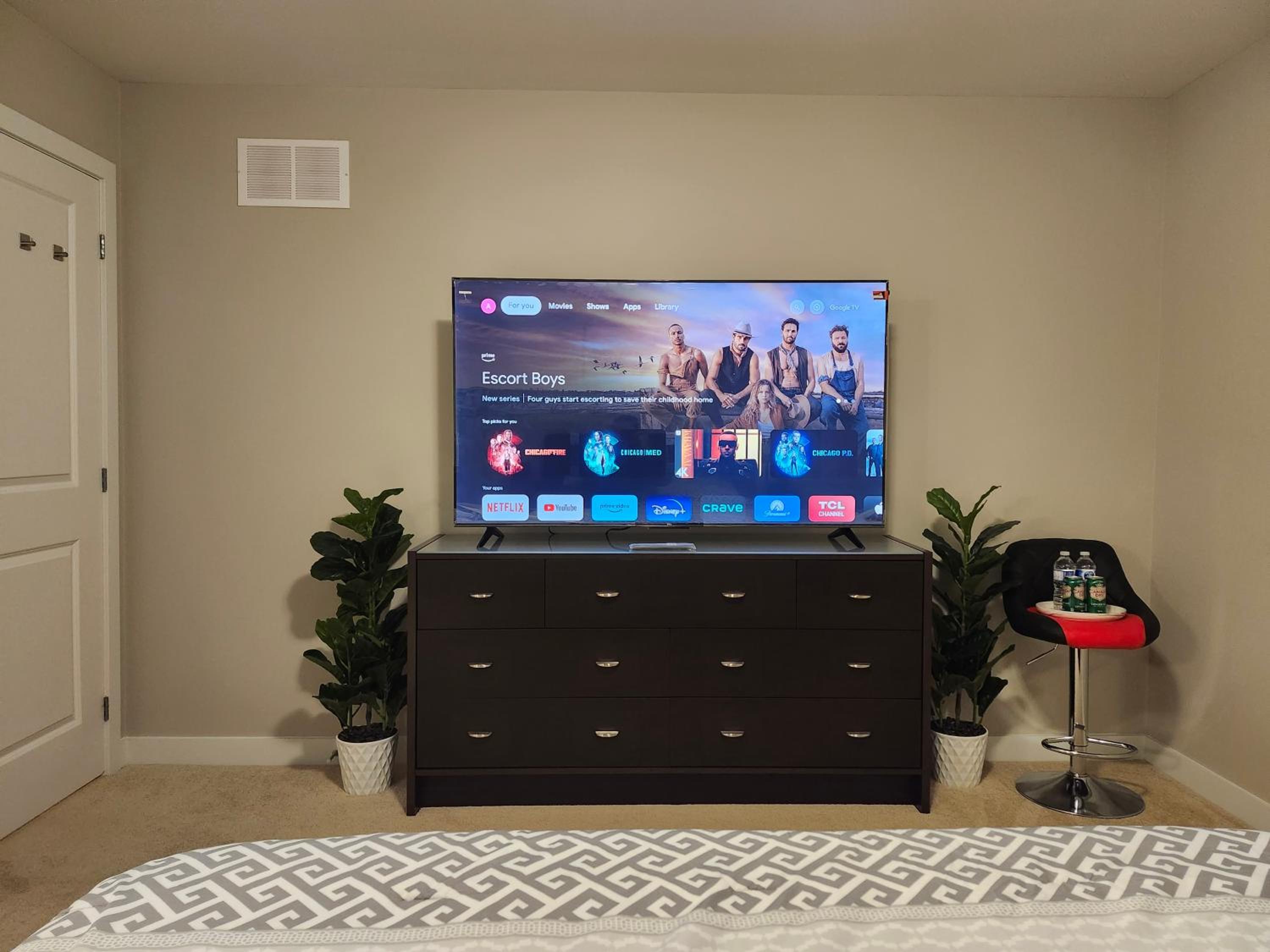 Private Room-Brand New-Budget friendly master bedroom-House