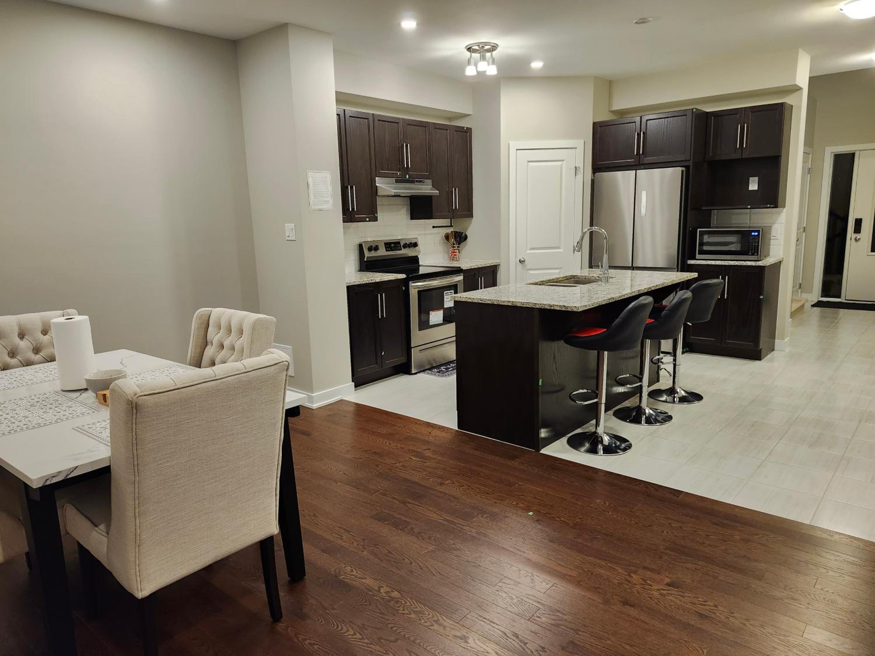 Private Room-Brand New-Budget friendly master bedroom-House