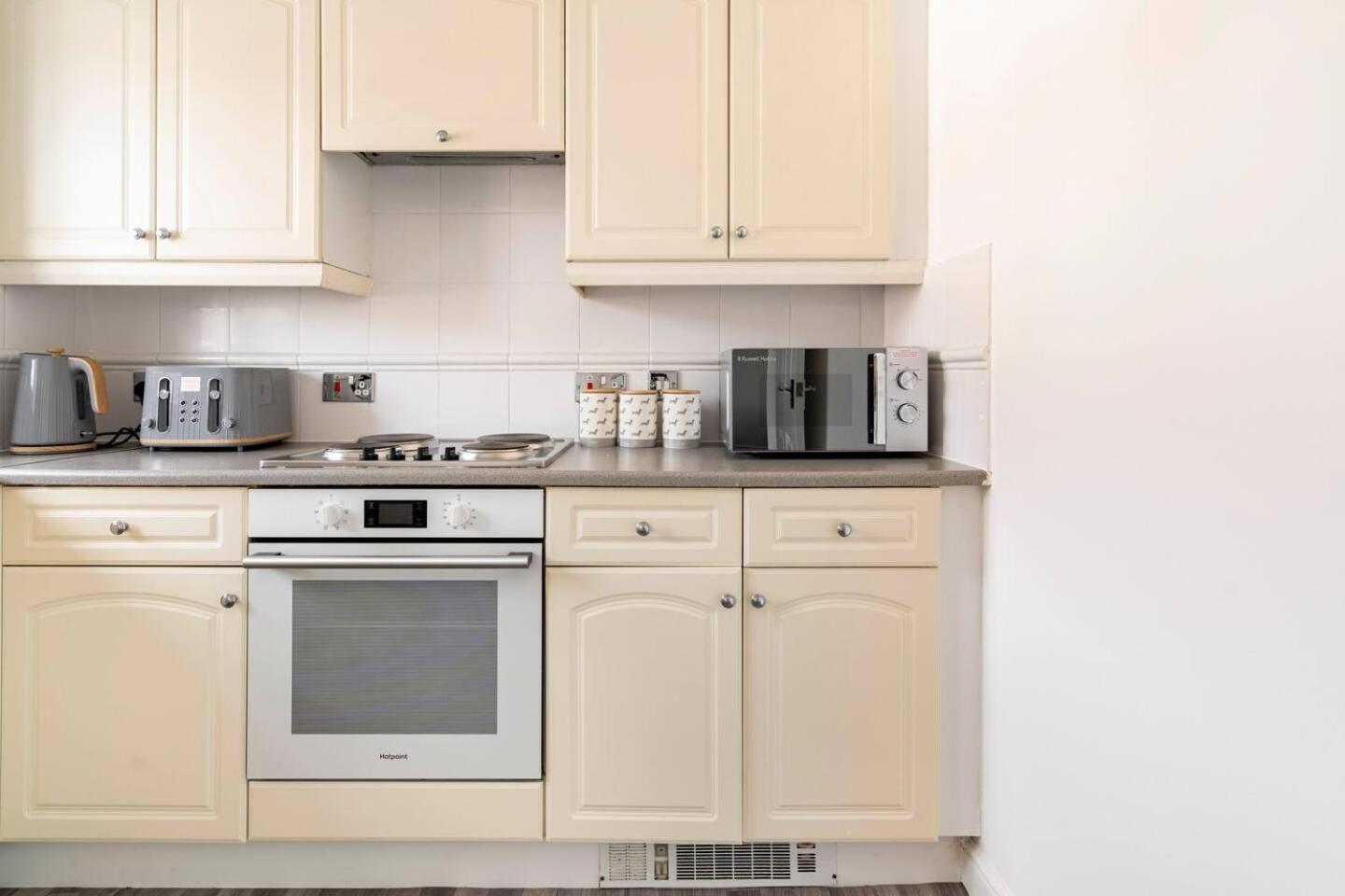 Immaculate 2-Bed Apartment in Welwyn Garden City view 4