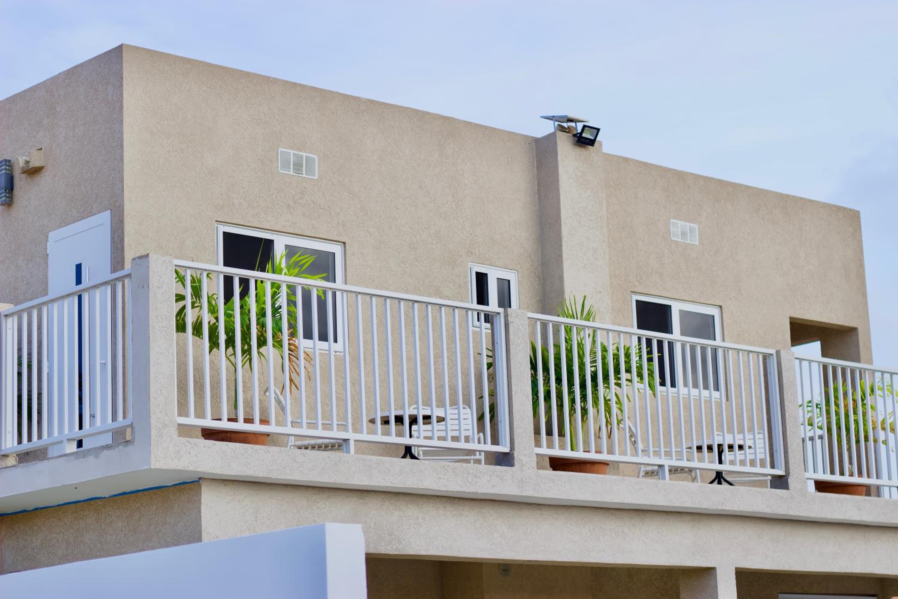 1 Bed Apartment Sleeps 2 - Pool Parking Pets