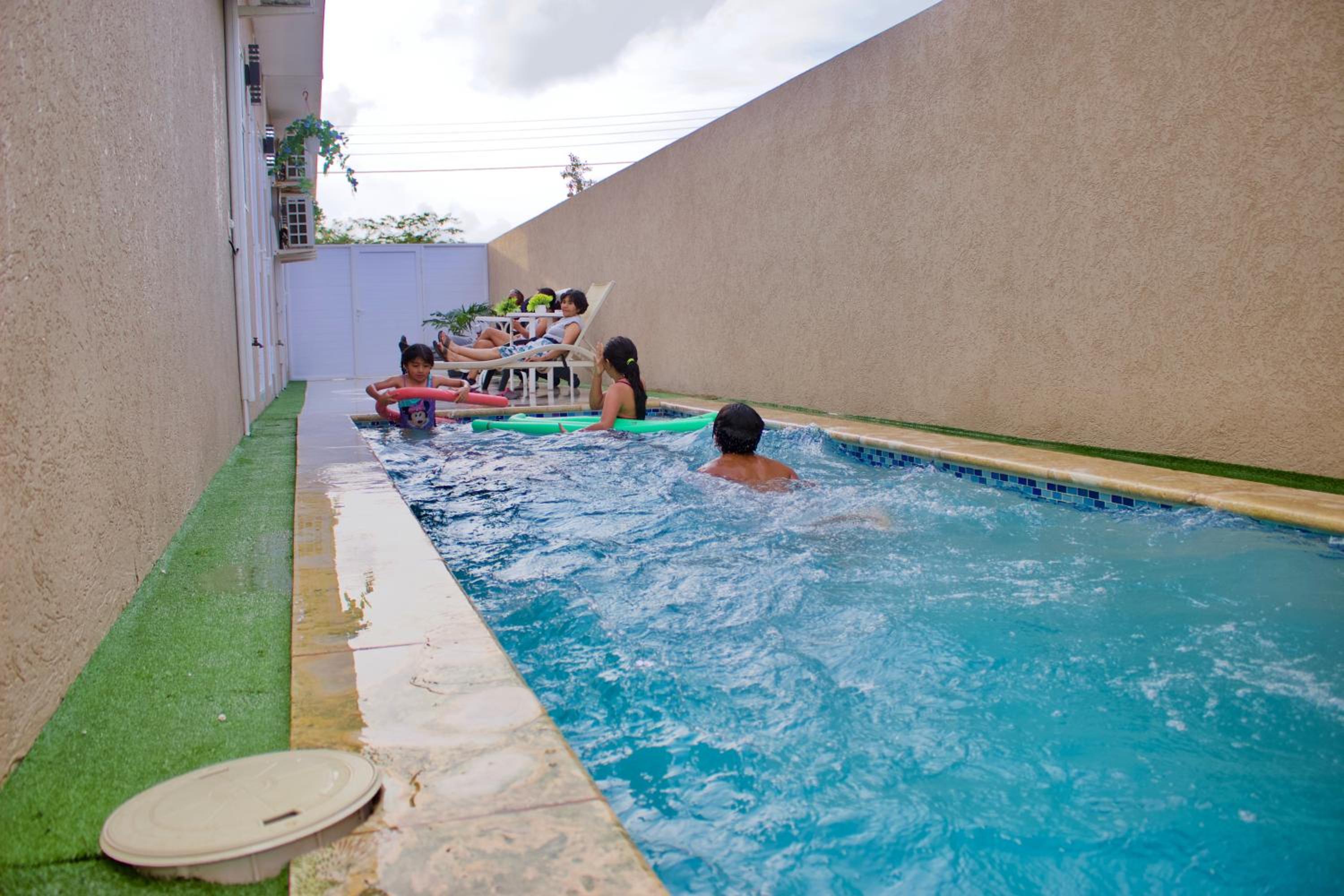 1 Bed Apartment Sleeps 2 - Pool Parking Pets