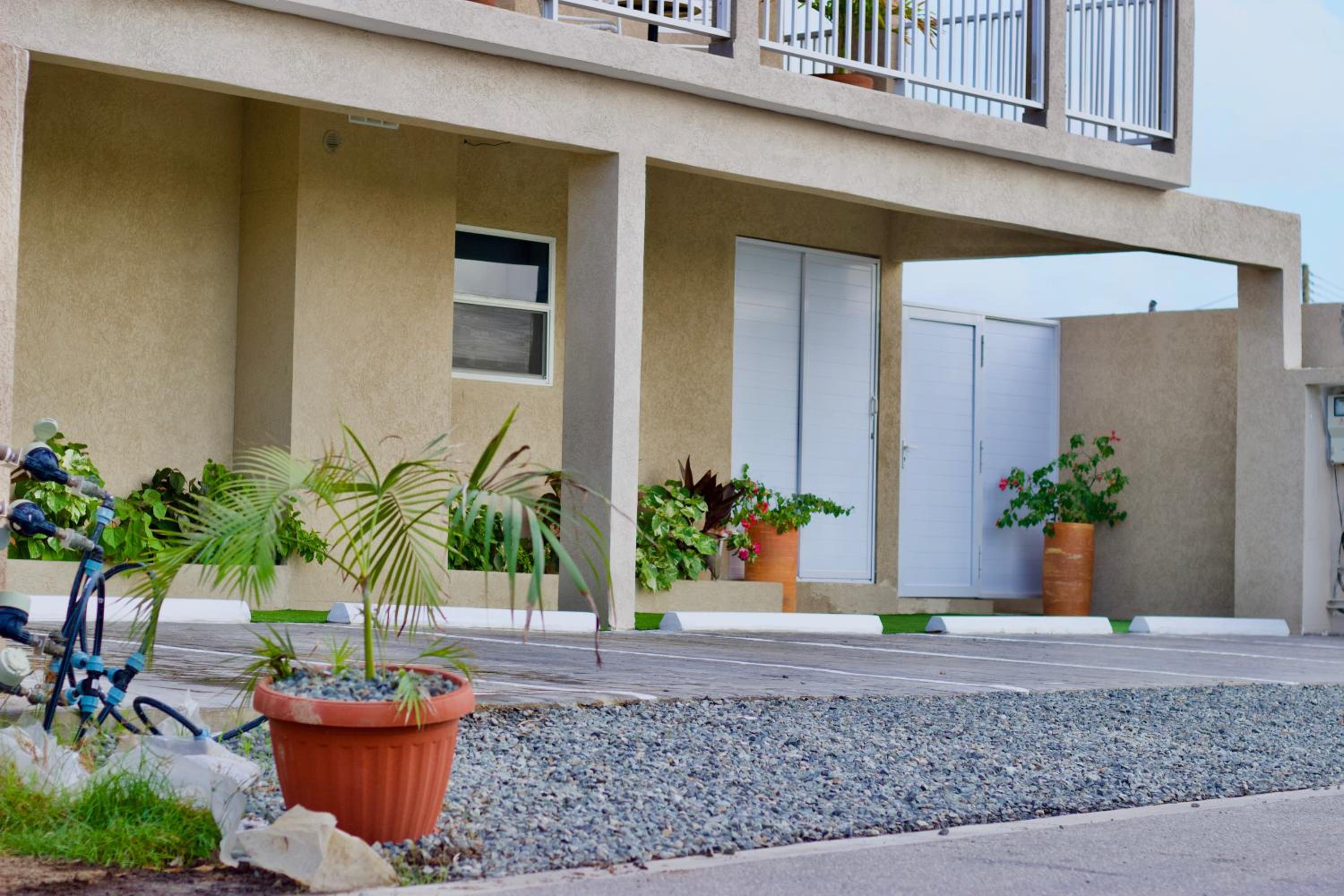 1 Bed Apartment Sleeps 2 - Pool Parking Pets