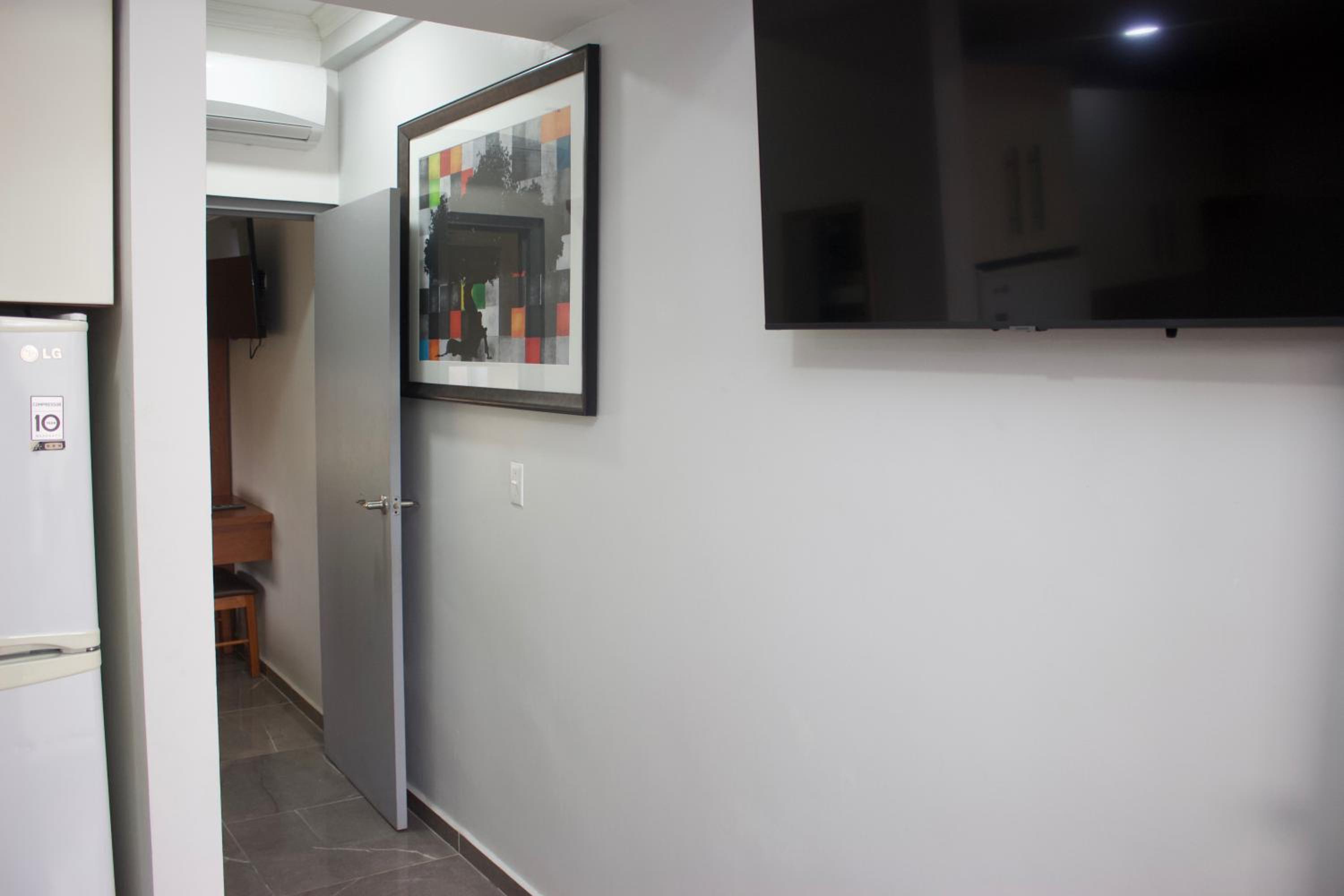 1 Bed Apartment Sleeps 2 - Pool Parking Wifi