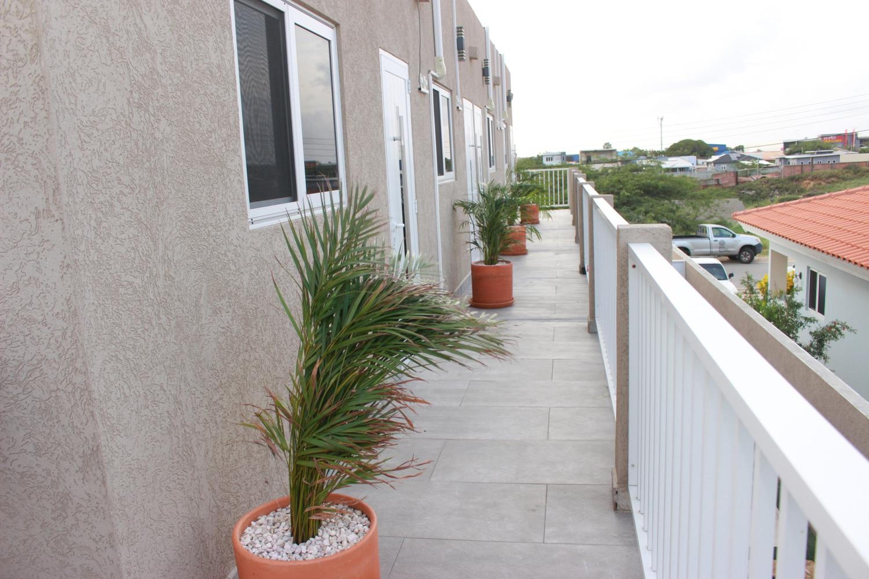1 Bed Apartment Sleeps 2 - Pool Parking Wifi