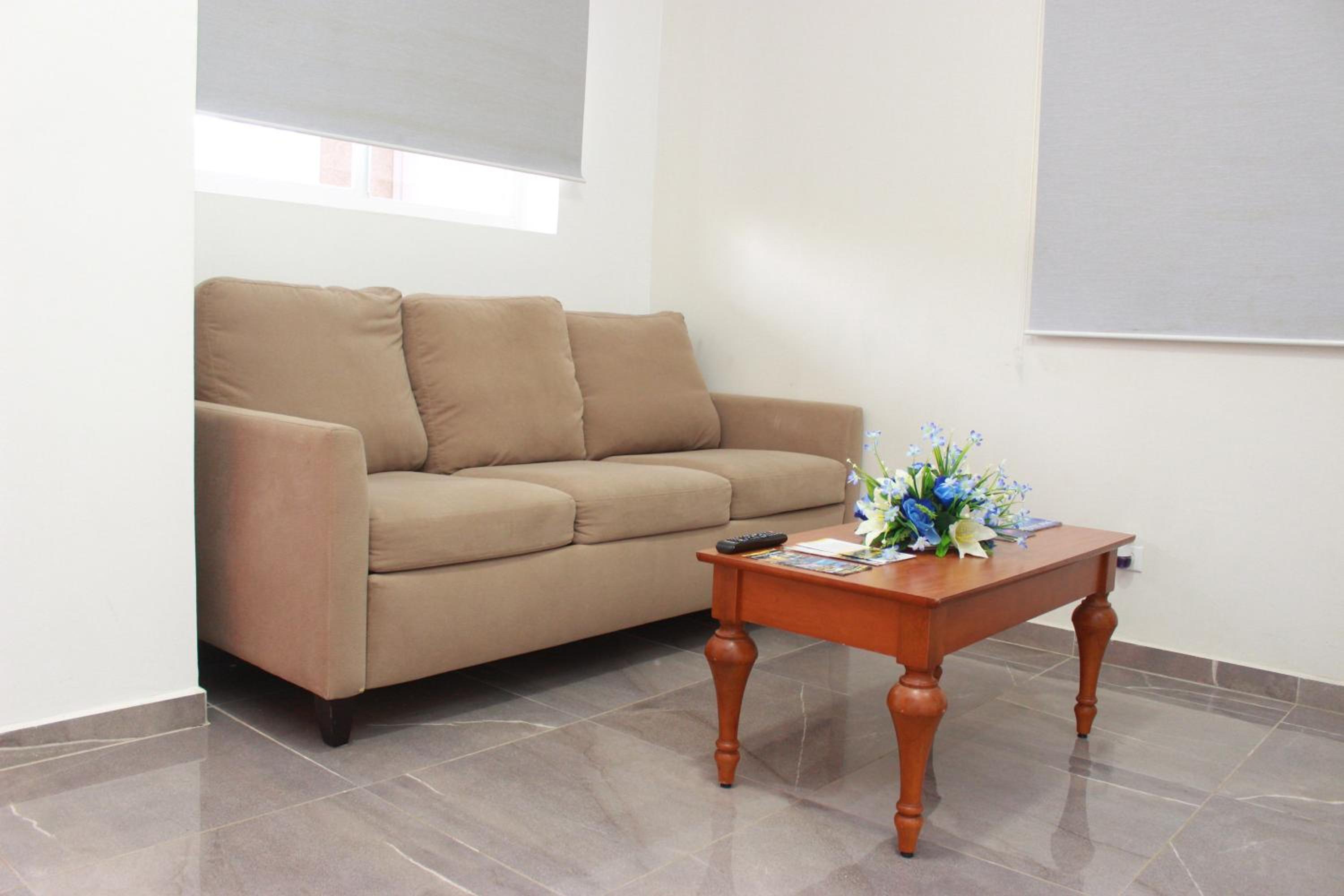 1 Bed Apartment Sleeps 2 - Pool Parking Wifi