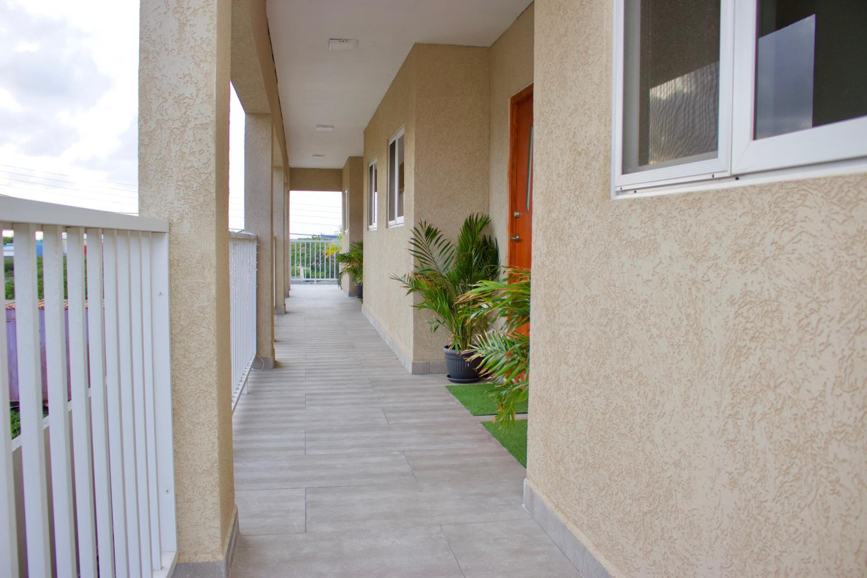 1 Bed Apartment Sleeps 2 - Pool Parking Wifi