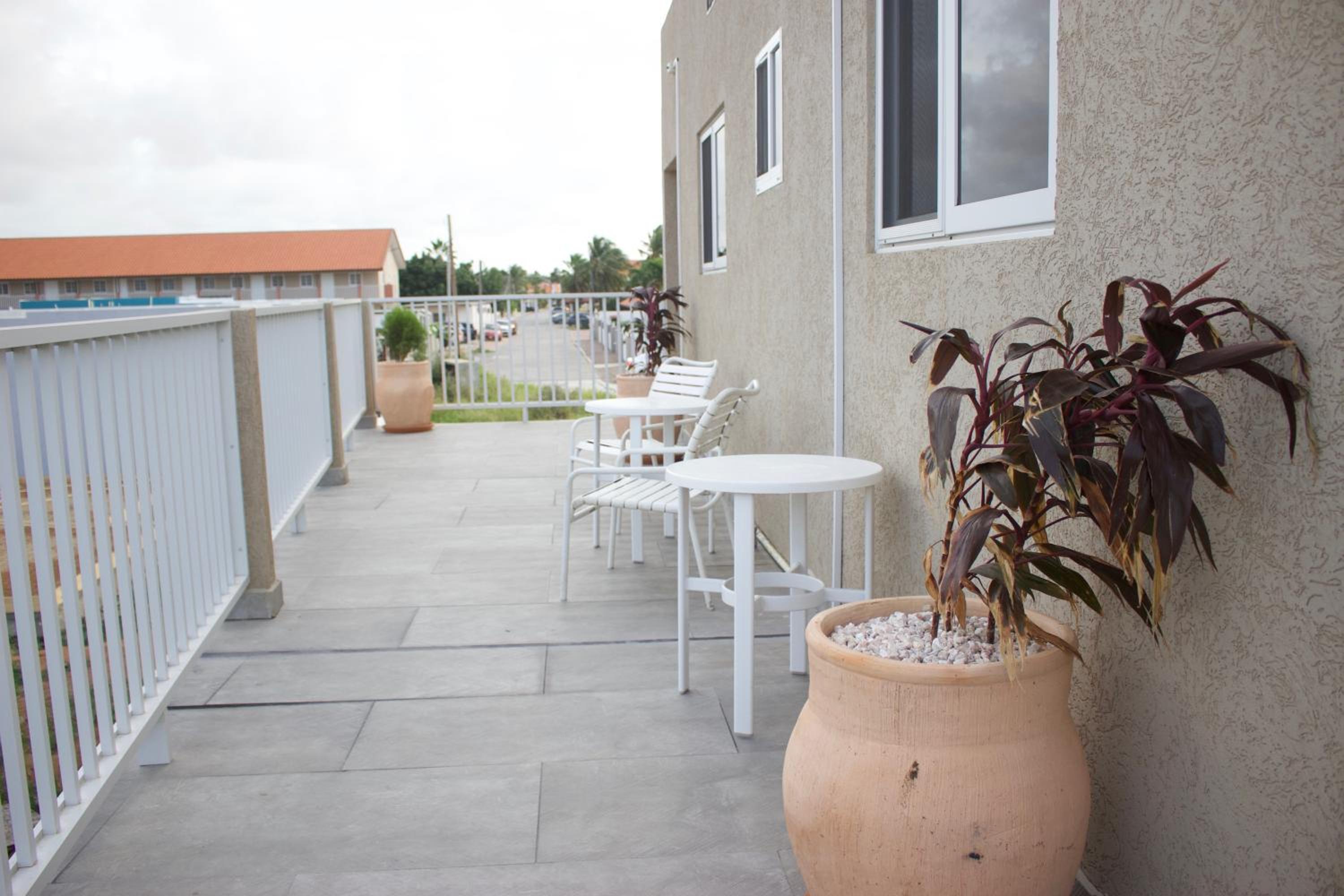 1 Bed Apartment Sleeps 2 - Pool Parking Wifi