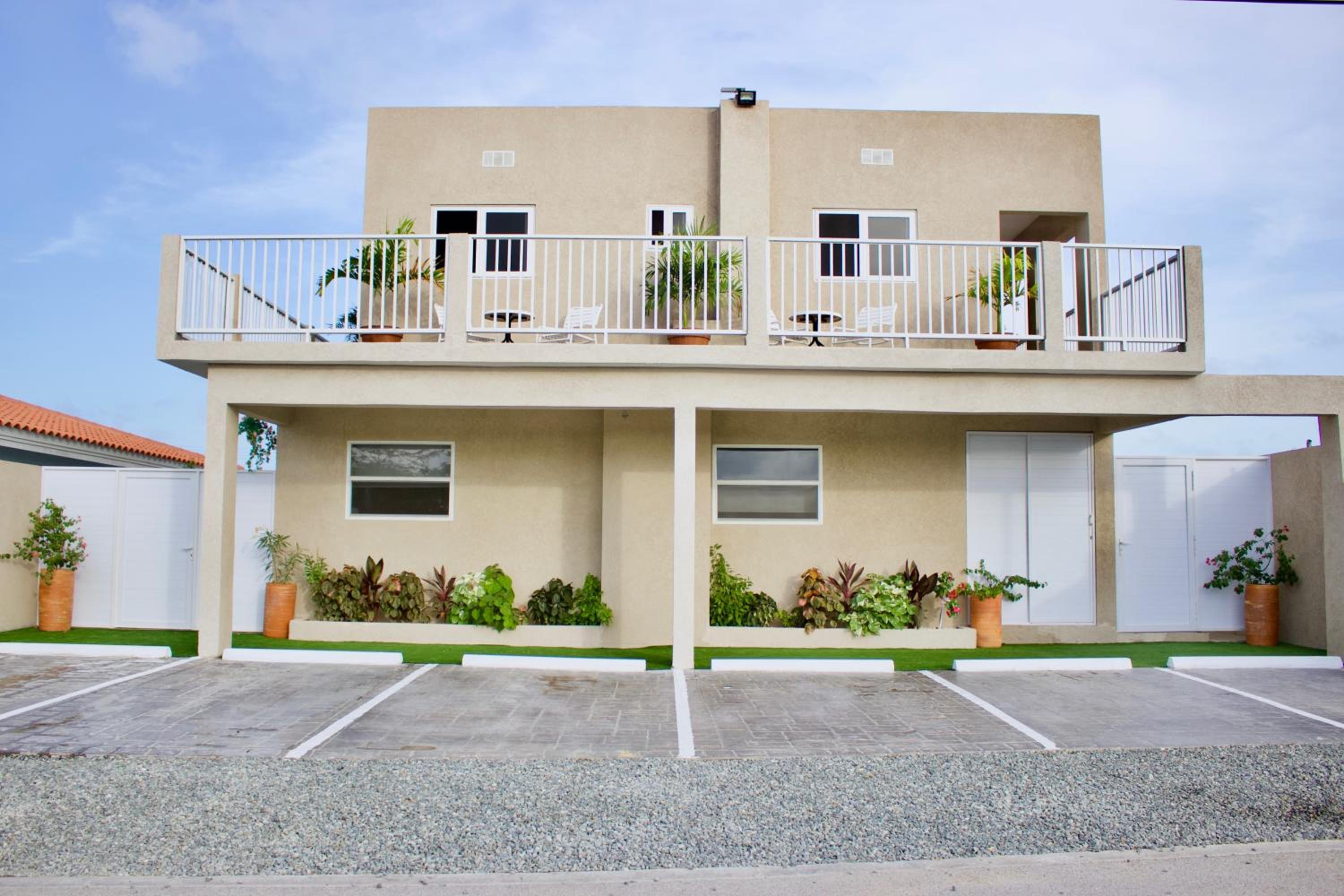 1 Bed Apartment Sleeps 2 - Pool Parking Wifi