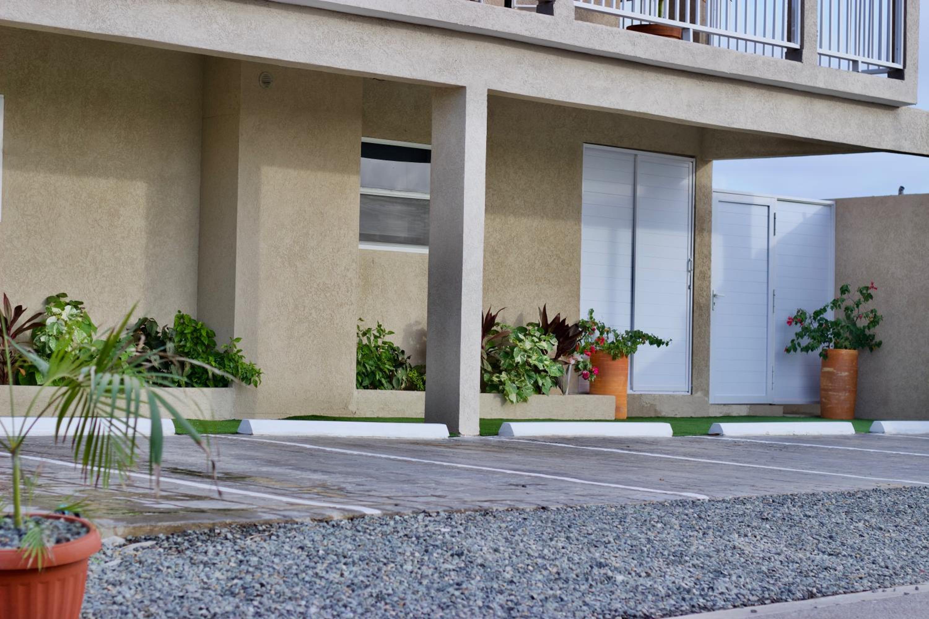1 Bed Apartment Sleeps 2 - Pool Parking Wifi