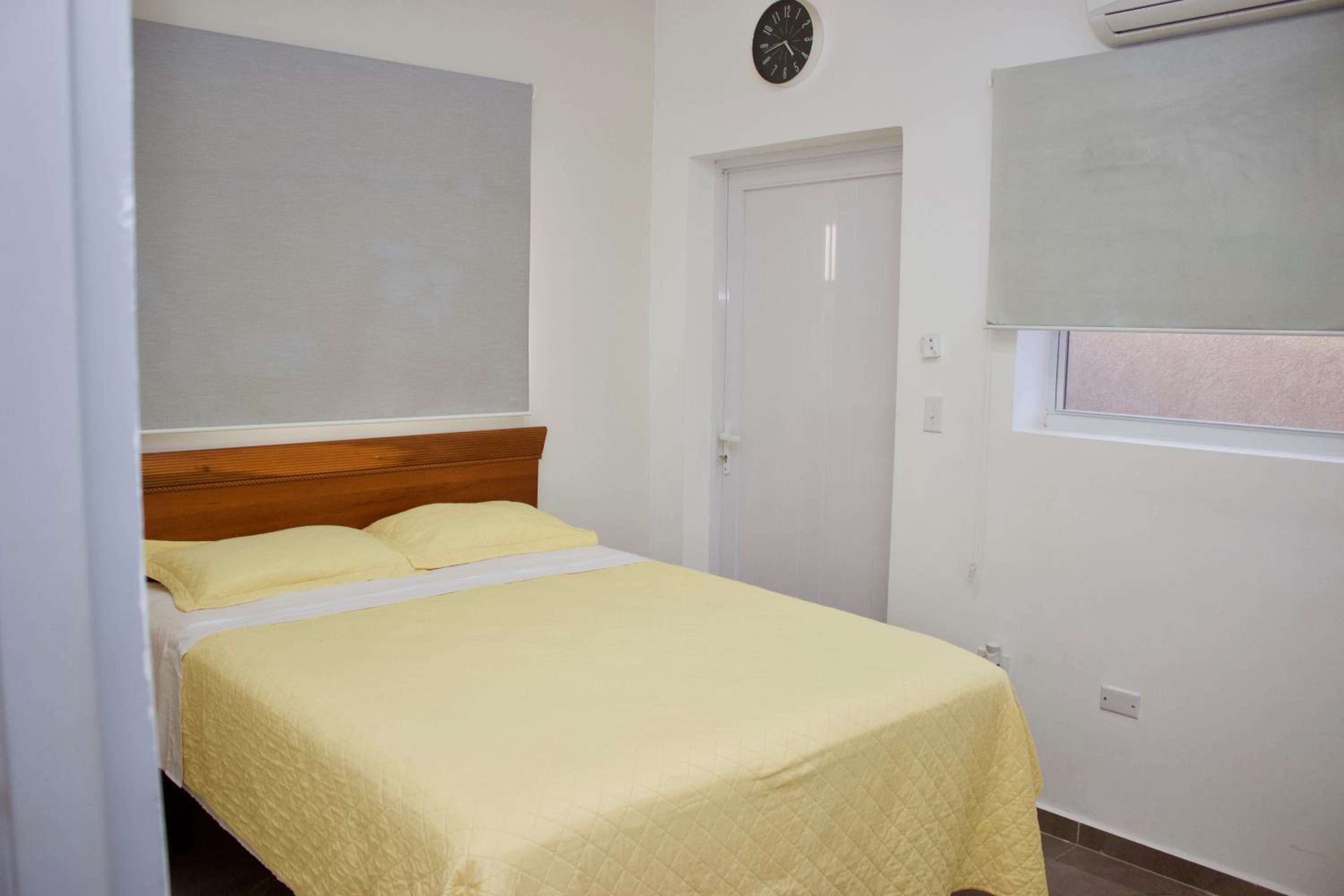 1 Bed Apartment Sleeps 2 - Pool Parking Wifi