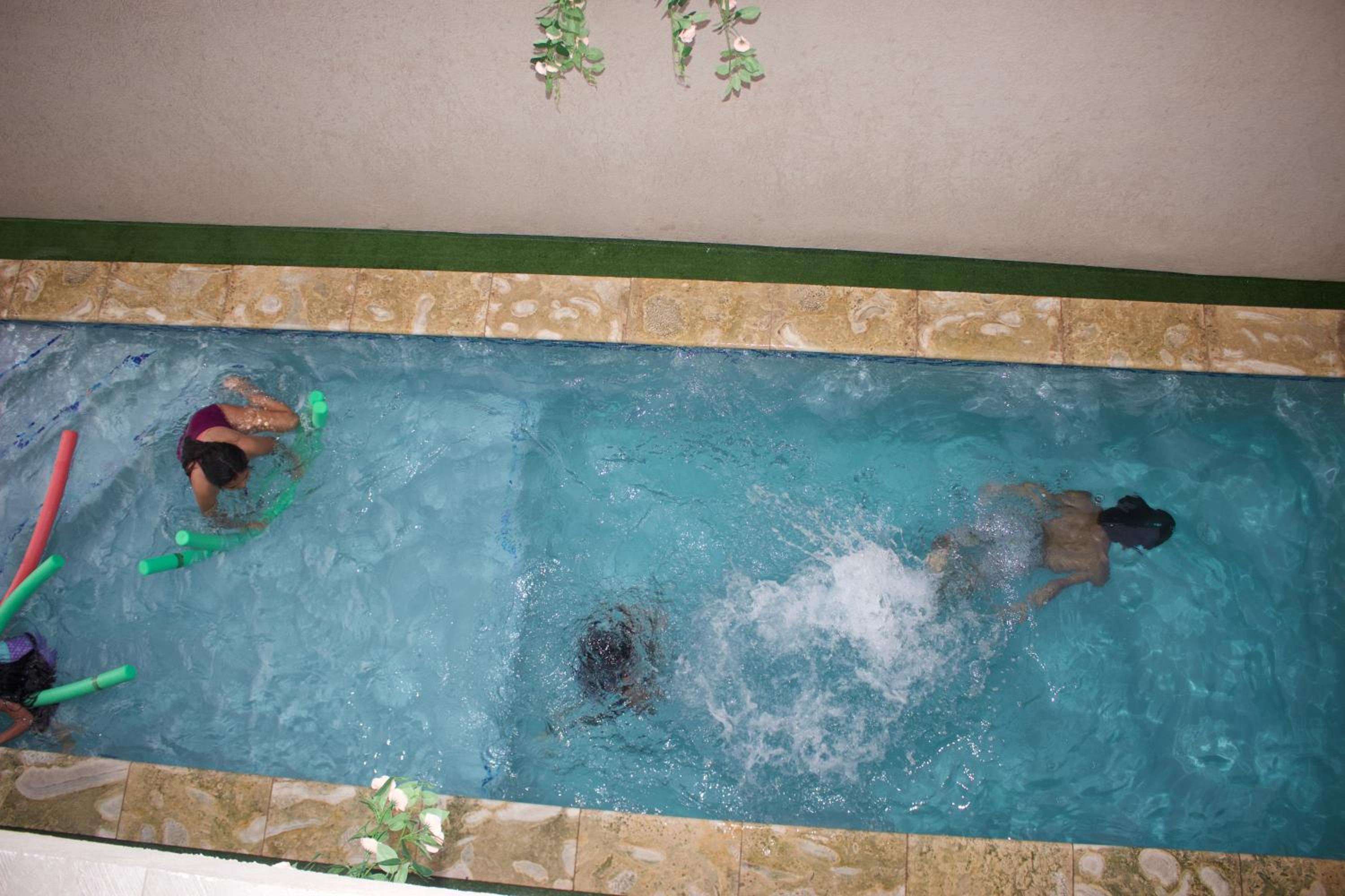 1 Bed Apartment Sleeps 2 - Pool Parking Wifi