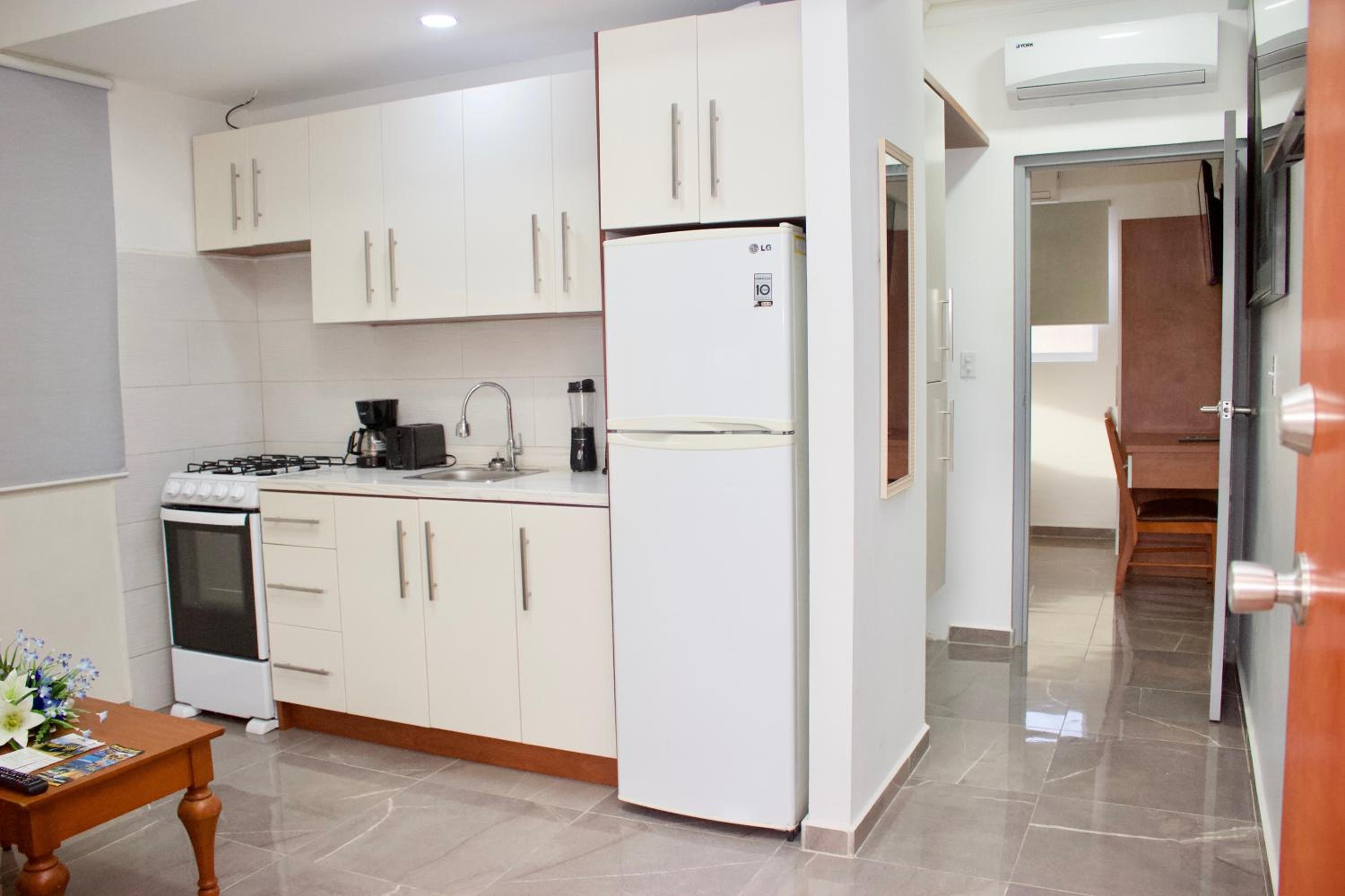 1 Bed Apartment Sleeps 2 - Pool Parking Wifi