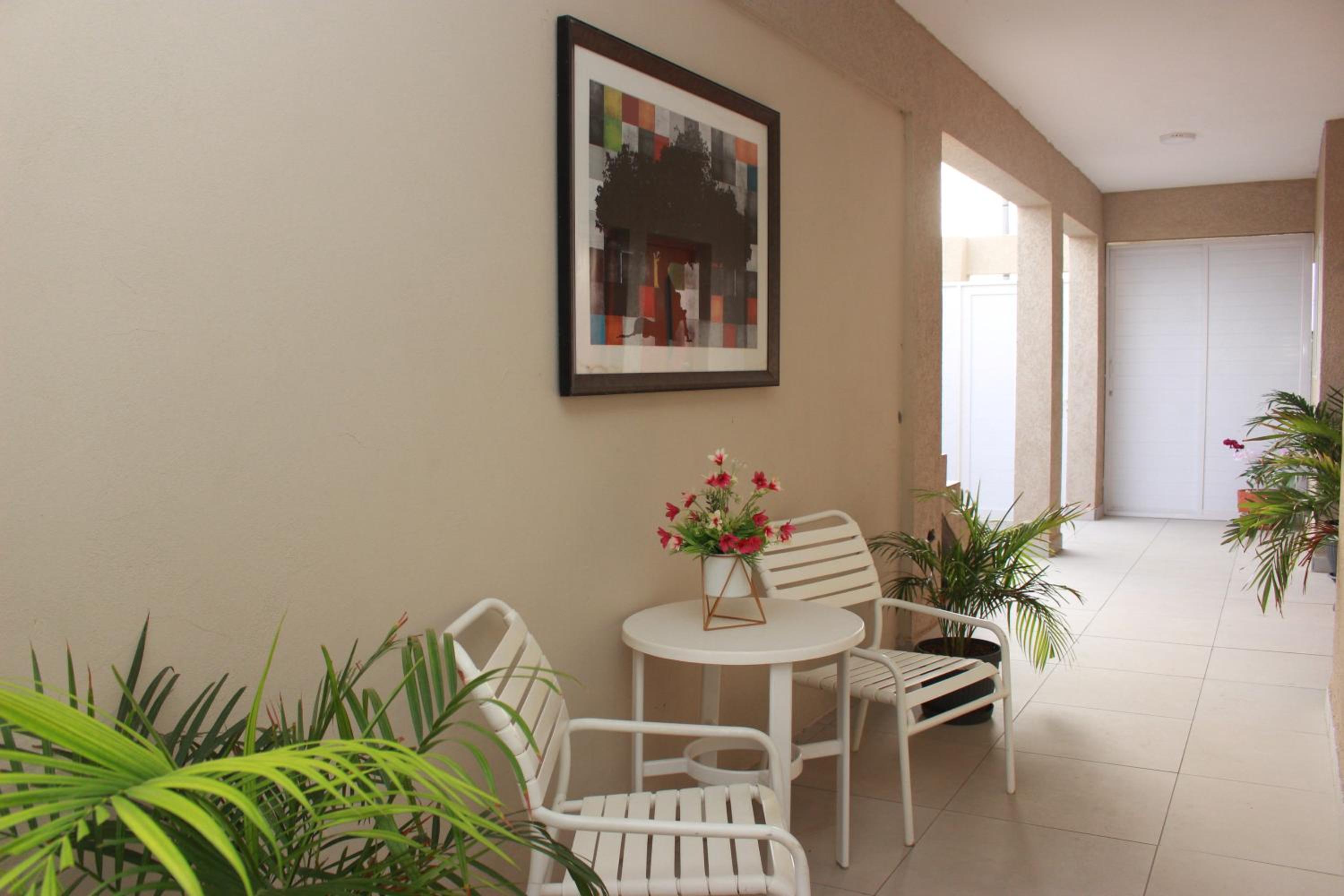 1 Bed Apartment Sleeps 2 - Pool Parking Wifi
