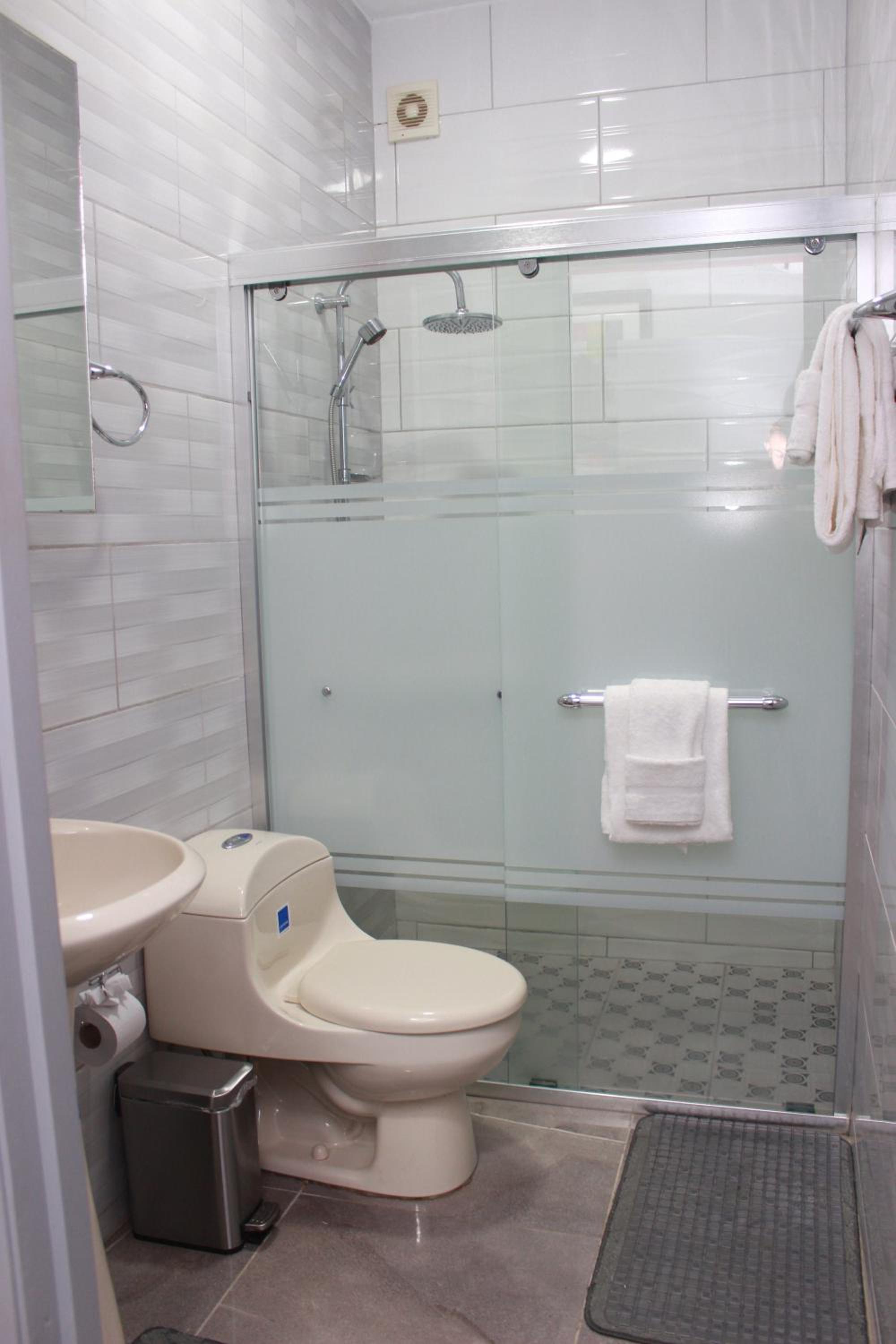 1 Bed Apartment Sleeps 2 - Pool Parking Wifi
