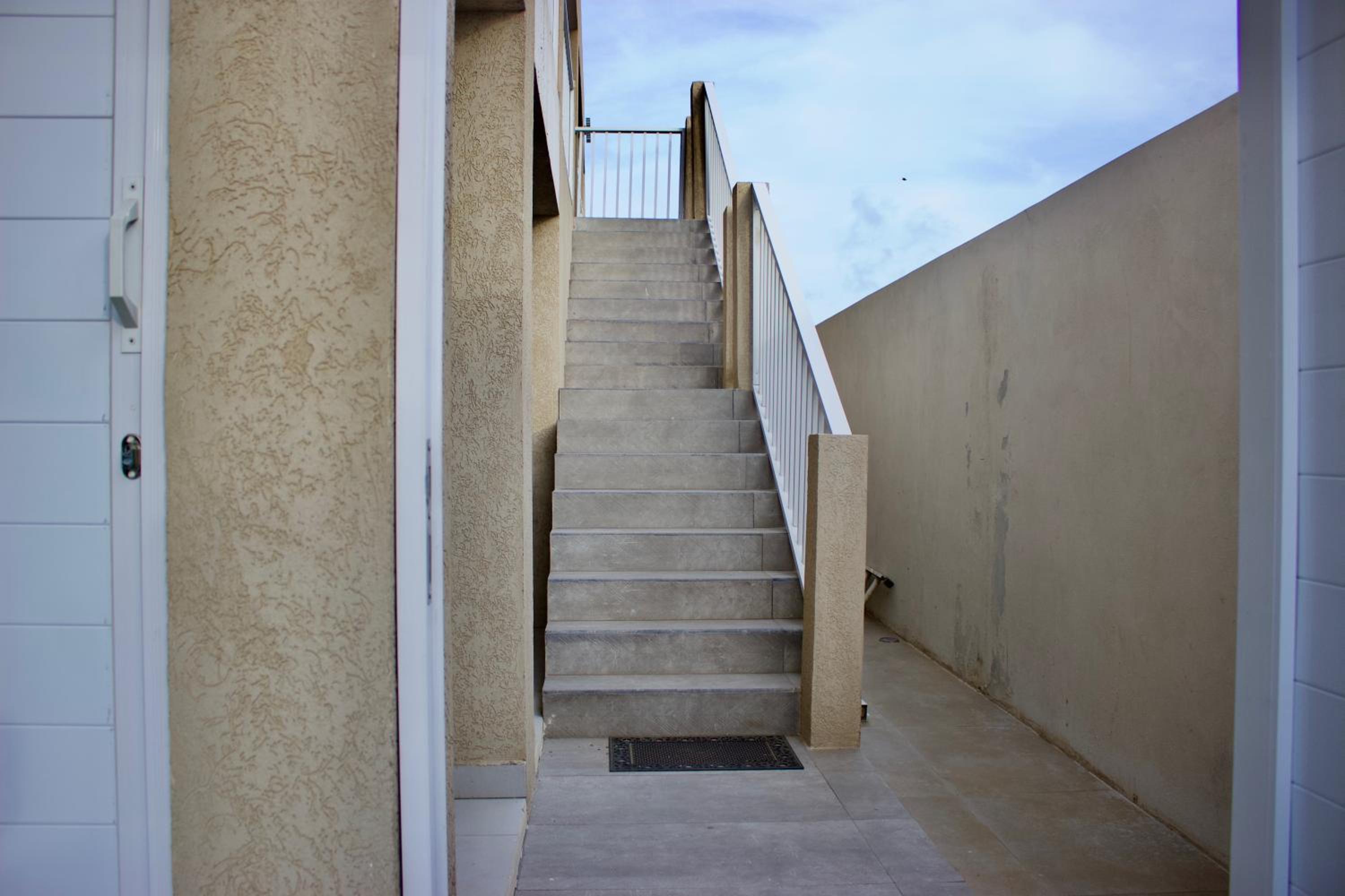 1 Bed Apartment Sleeps 2 - Pool Parking Wifi