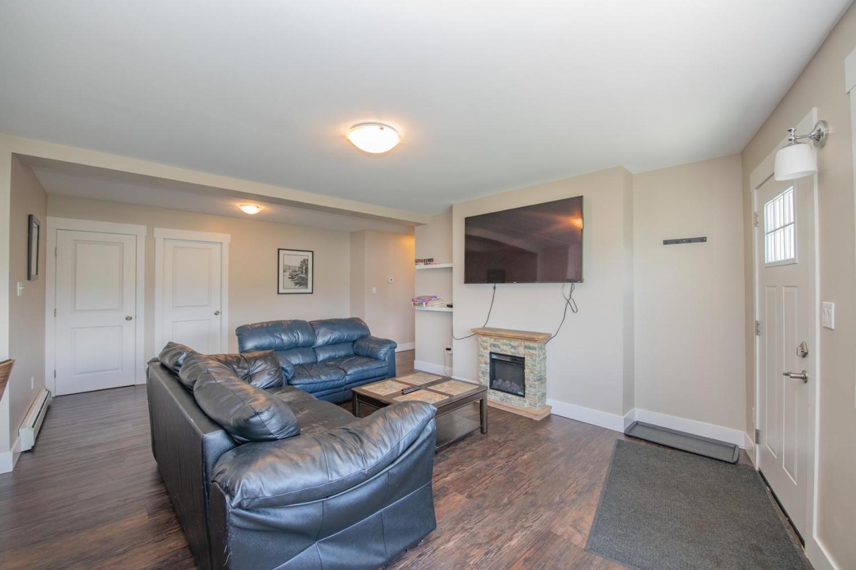 Lakeviews, big yard/deck, minutes to Silver Star/Golf/Wineries.