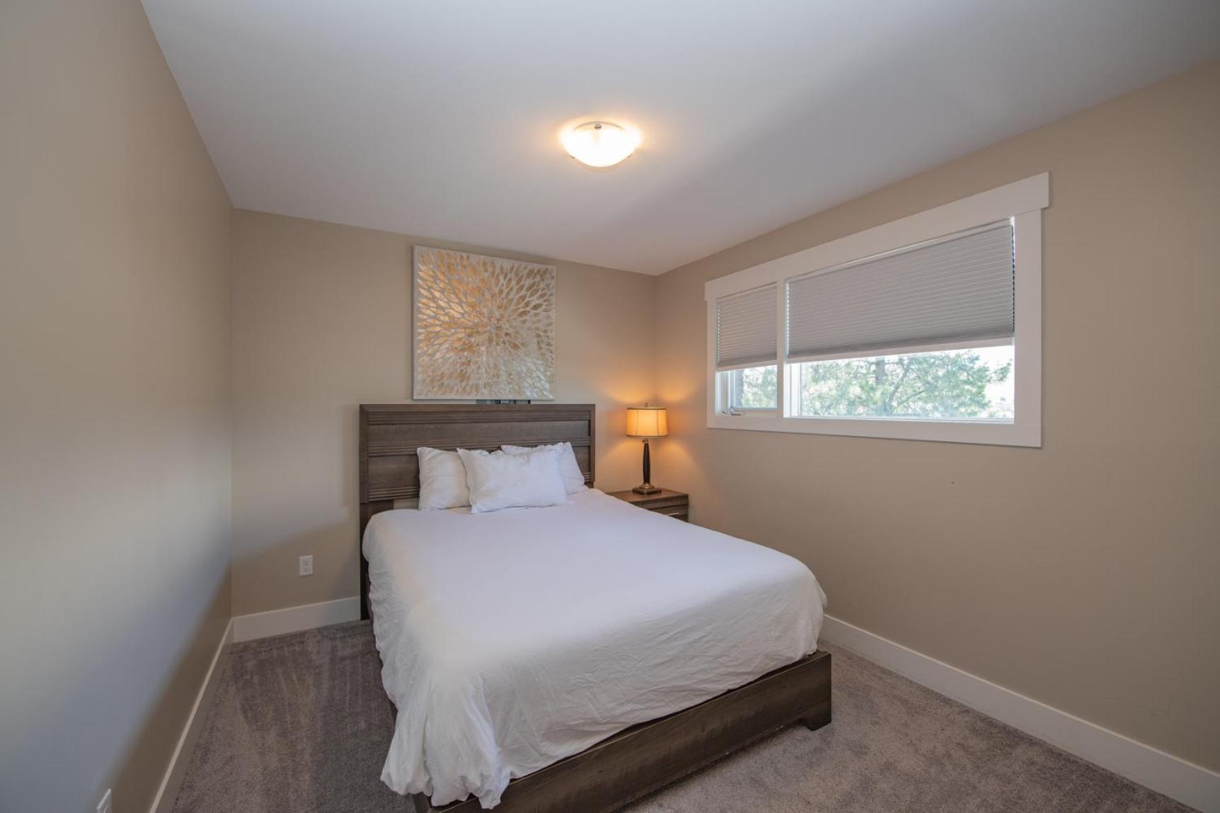 Lakeviews, big yard/deck, minutes to Silver Star/Golf/Wineries.