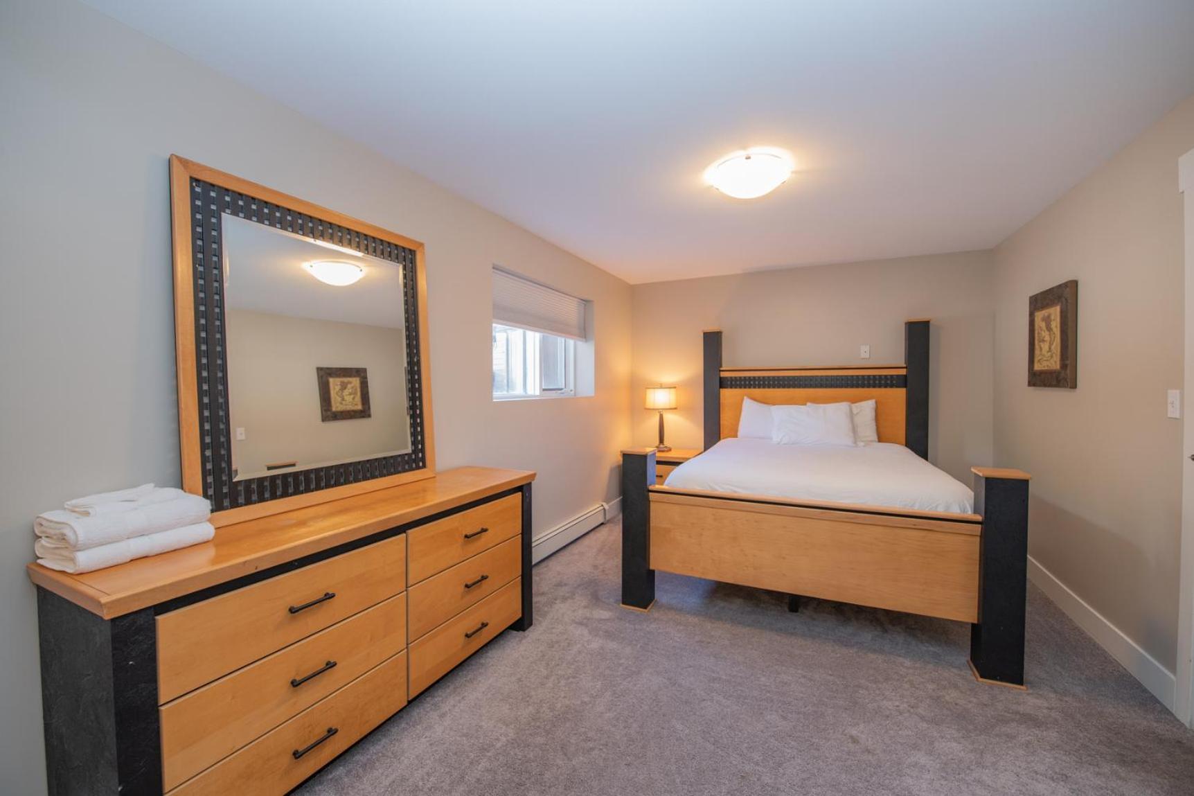 Lakeviews, big yard/deck, minutes to Silver Star/Golf/Wineries.