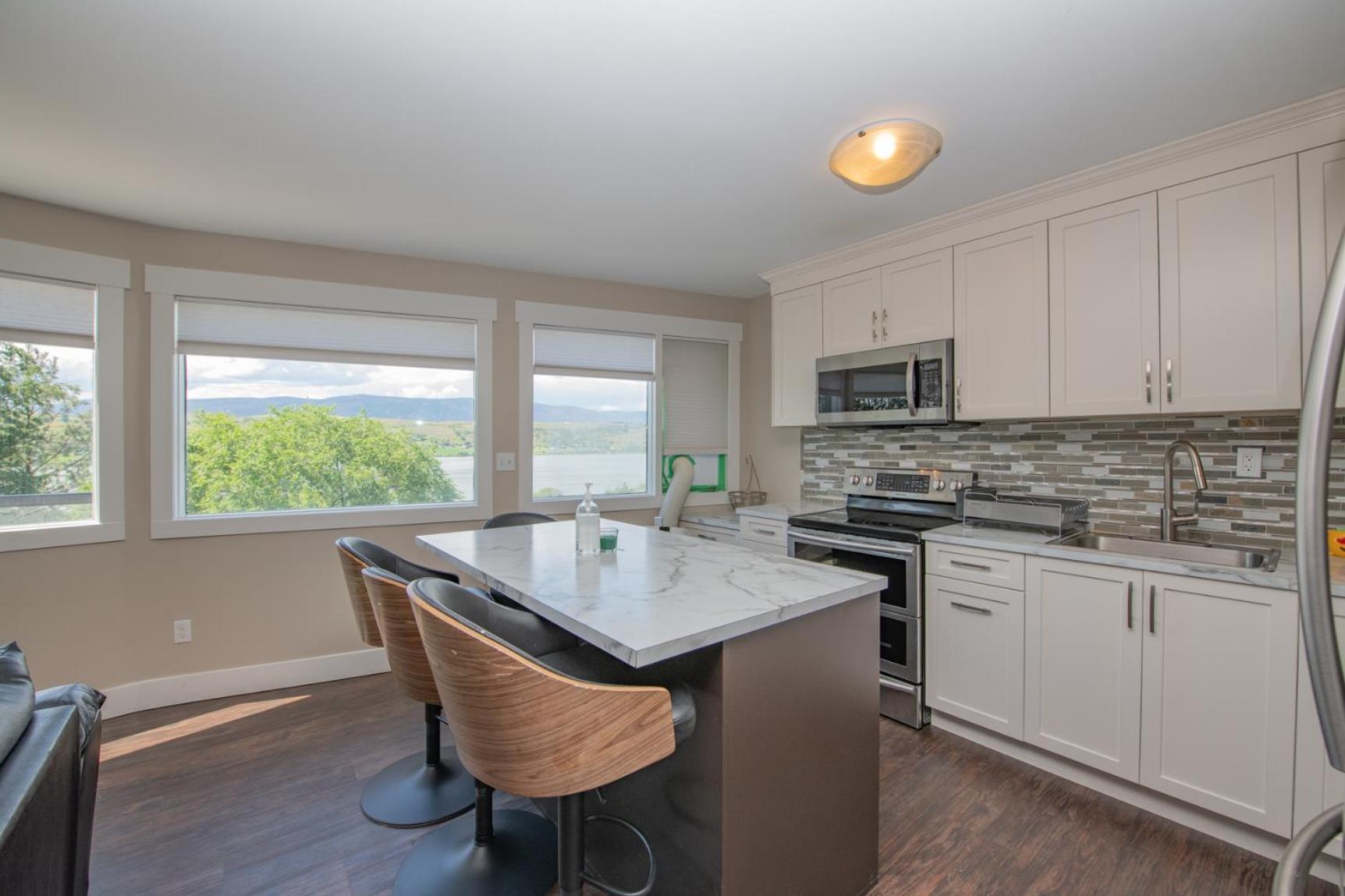Lakeviews, big yard/deck, minutes to Silver Star/Golf/Wineries.