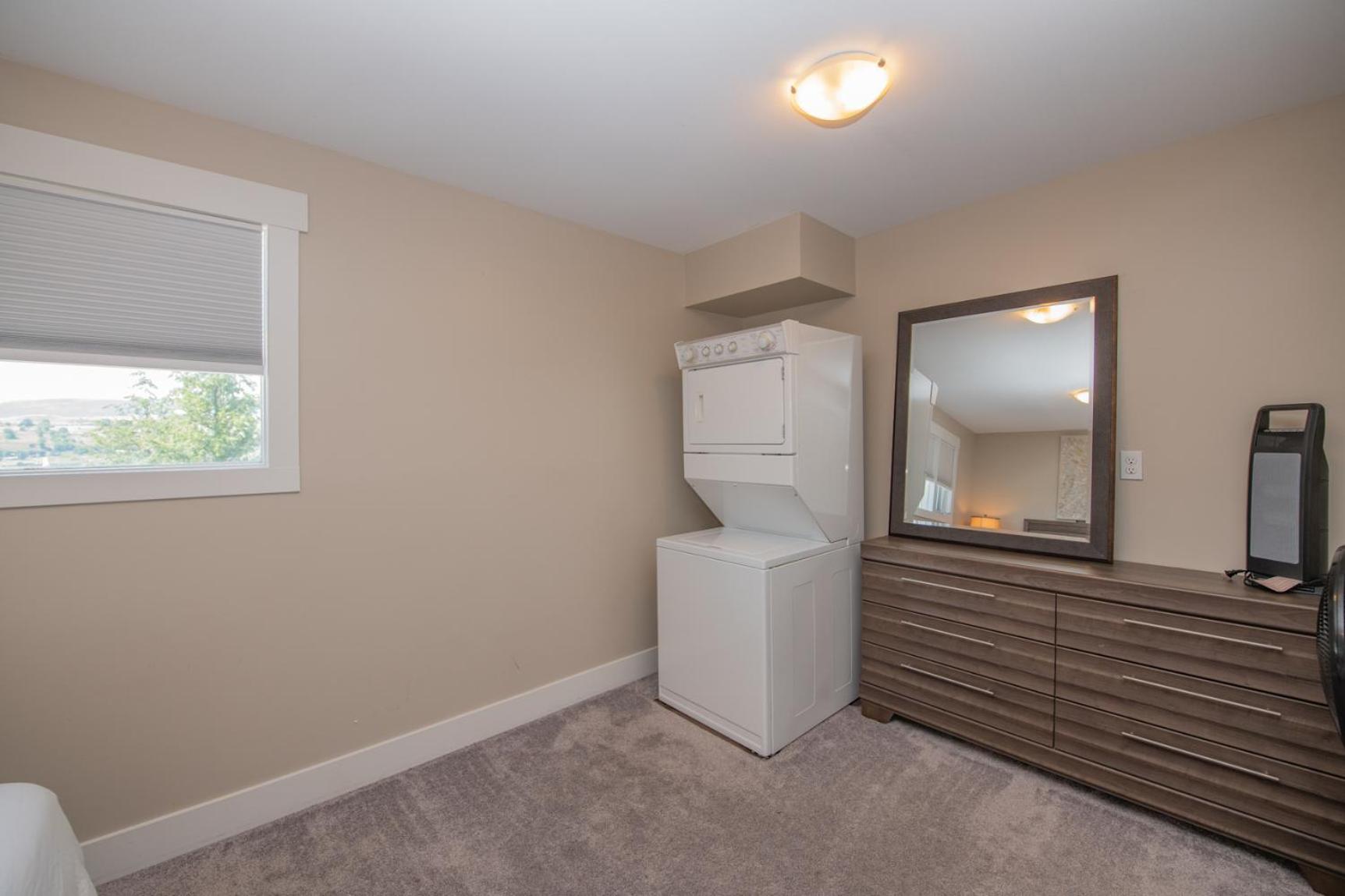 Lakeviews, big yard/deck, minutes to Silver Star/Golf/Wineries.