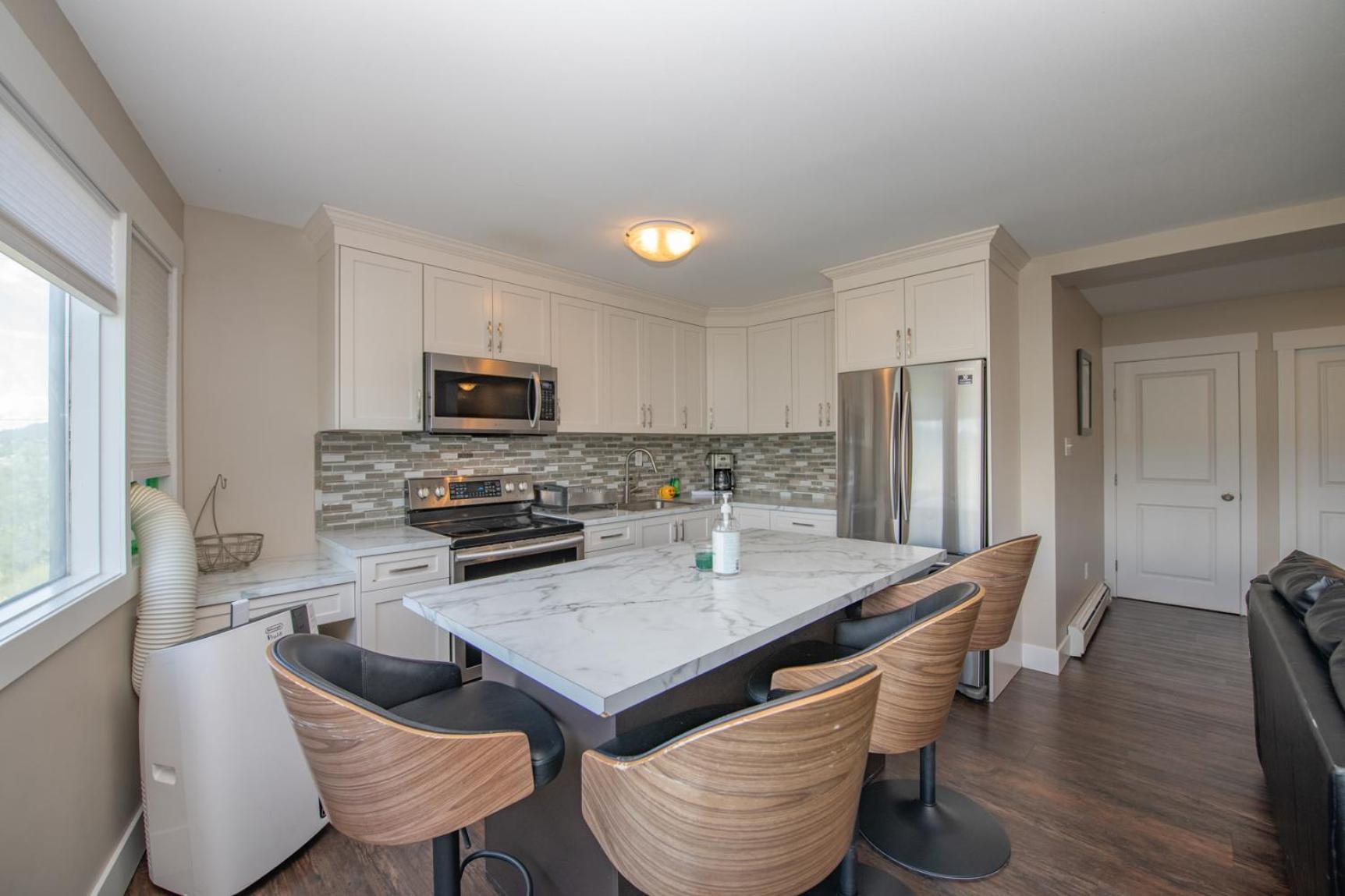 Lakeviews, big yard/deck, minutes to Silver Star/Golf/Wineries.