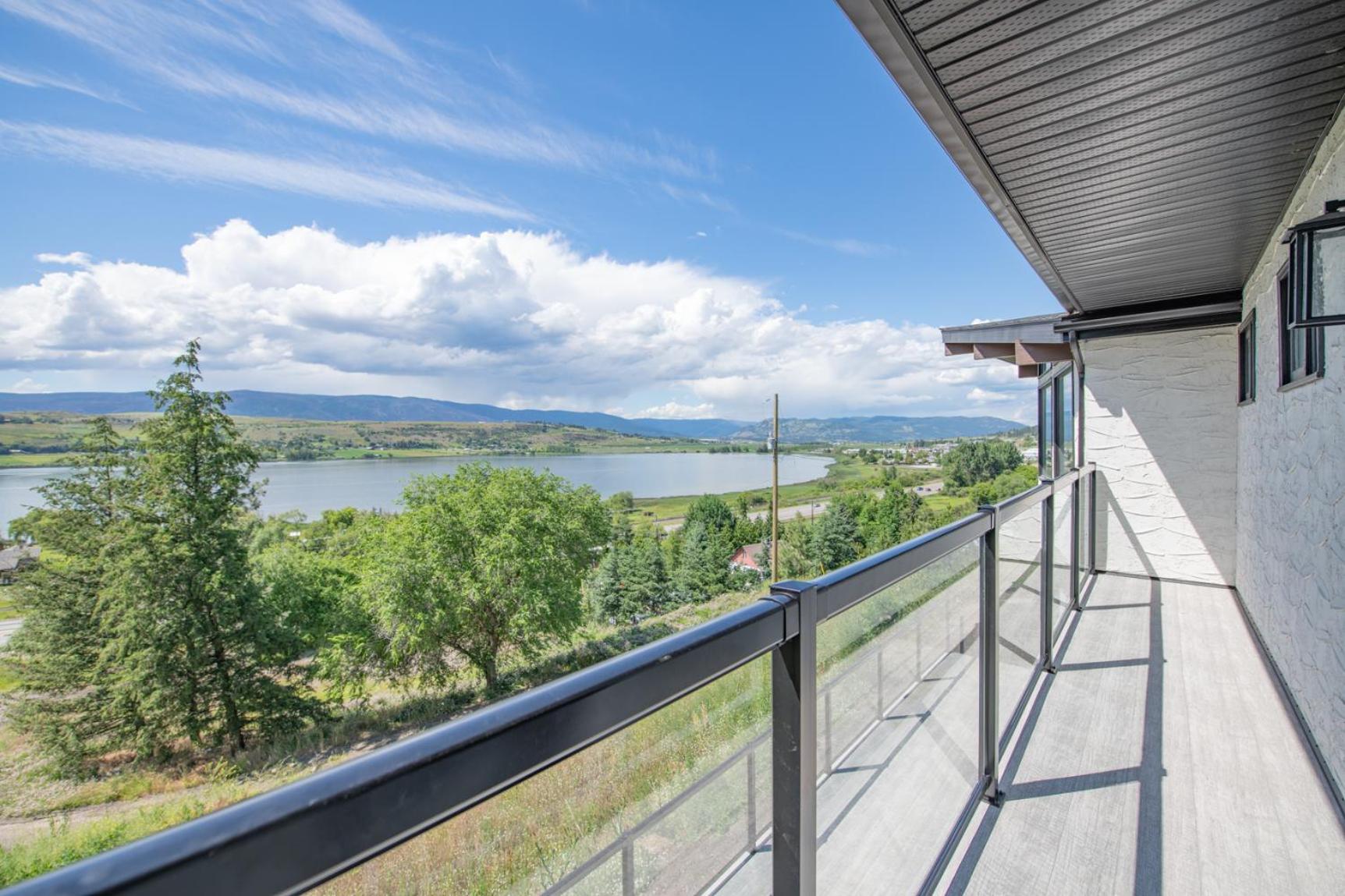 Lakeviews, big yard/deck, minutes to Silver Star/Golf/Wineries.