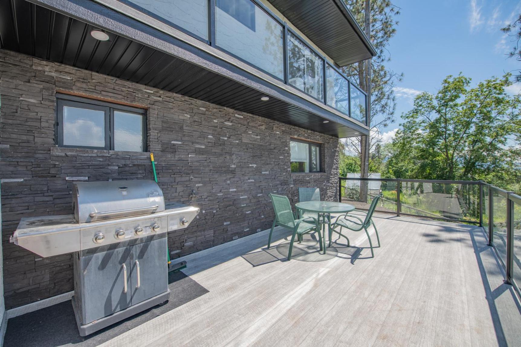 Lakeviews, big yard/deck, minutes to Silver Star/Golf/Wineries.
