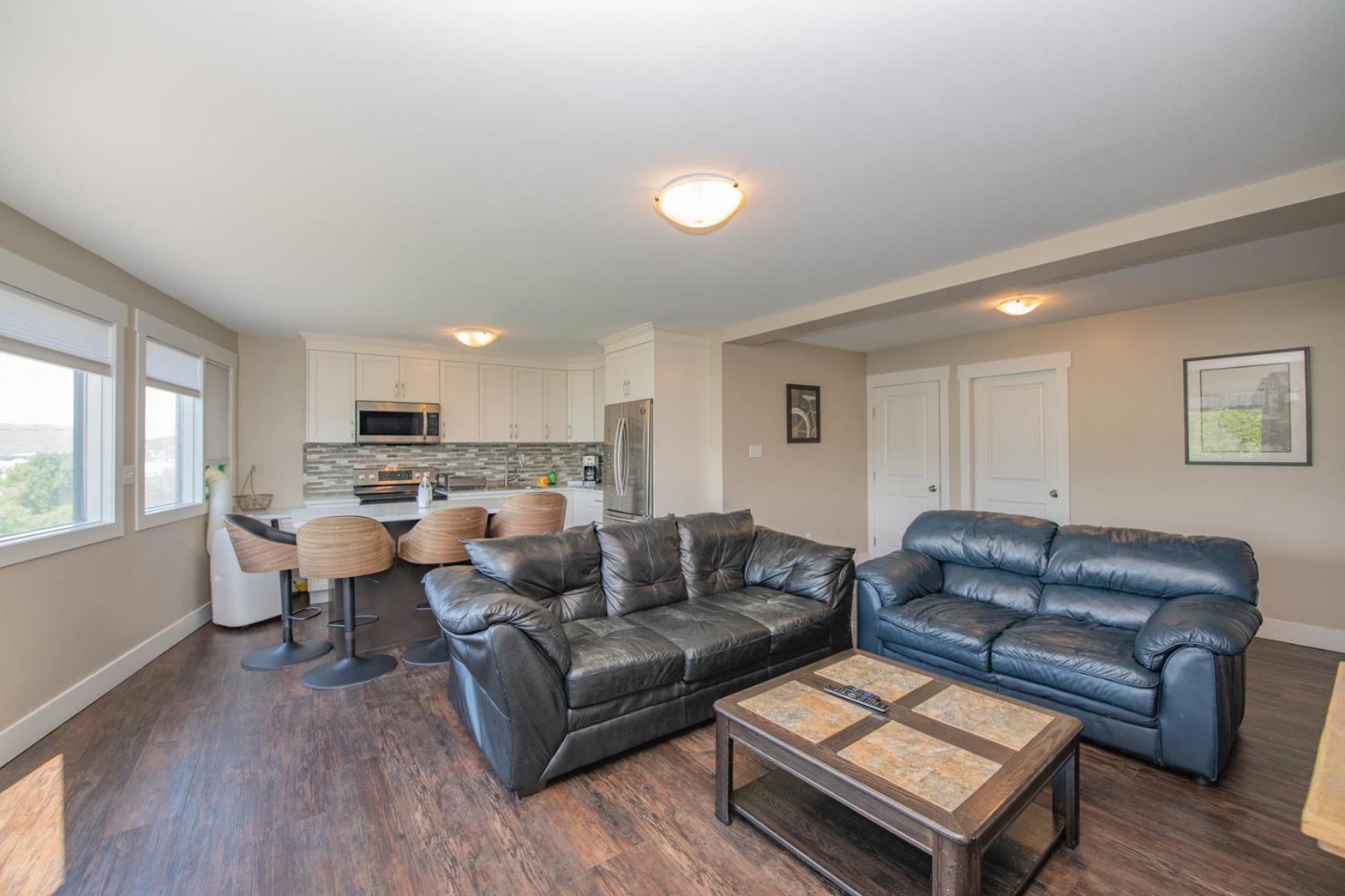 Lakeviews, big yard/deck, minutes to Silver Star/Golf/Wineries.