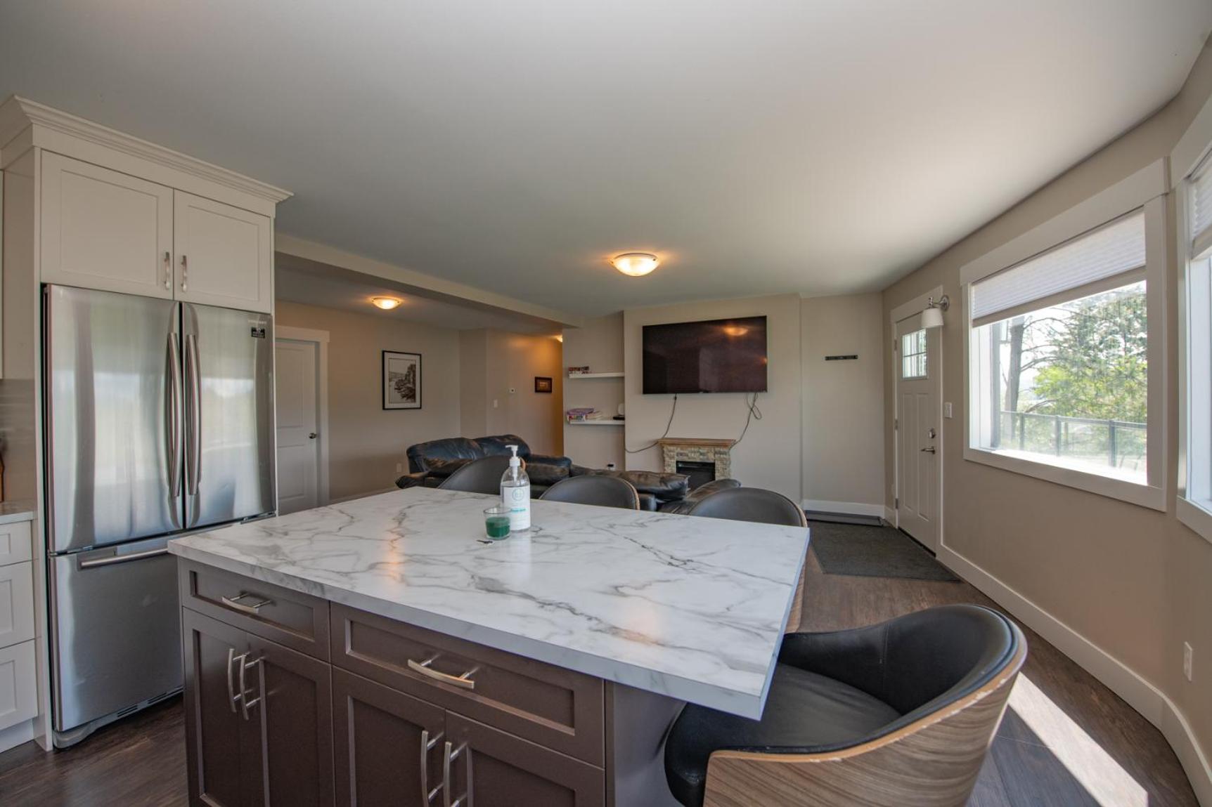 Lakeviews, big yard/deck, minutes to Silver Star/Golf/Wineries.