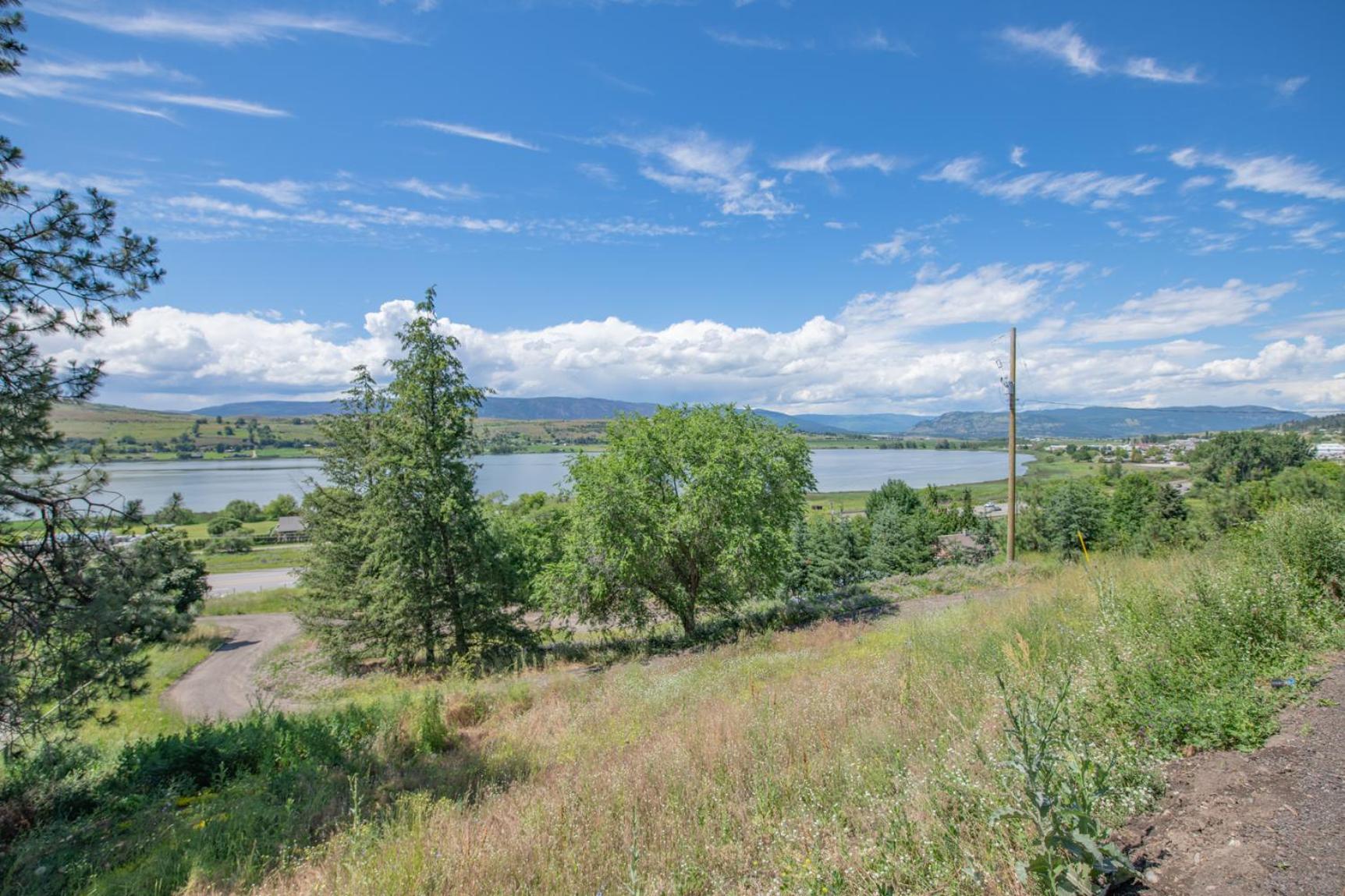 Lakeviews, big yard/deck, minutes to Silver Star/Golf/Wineries.