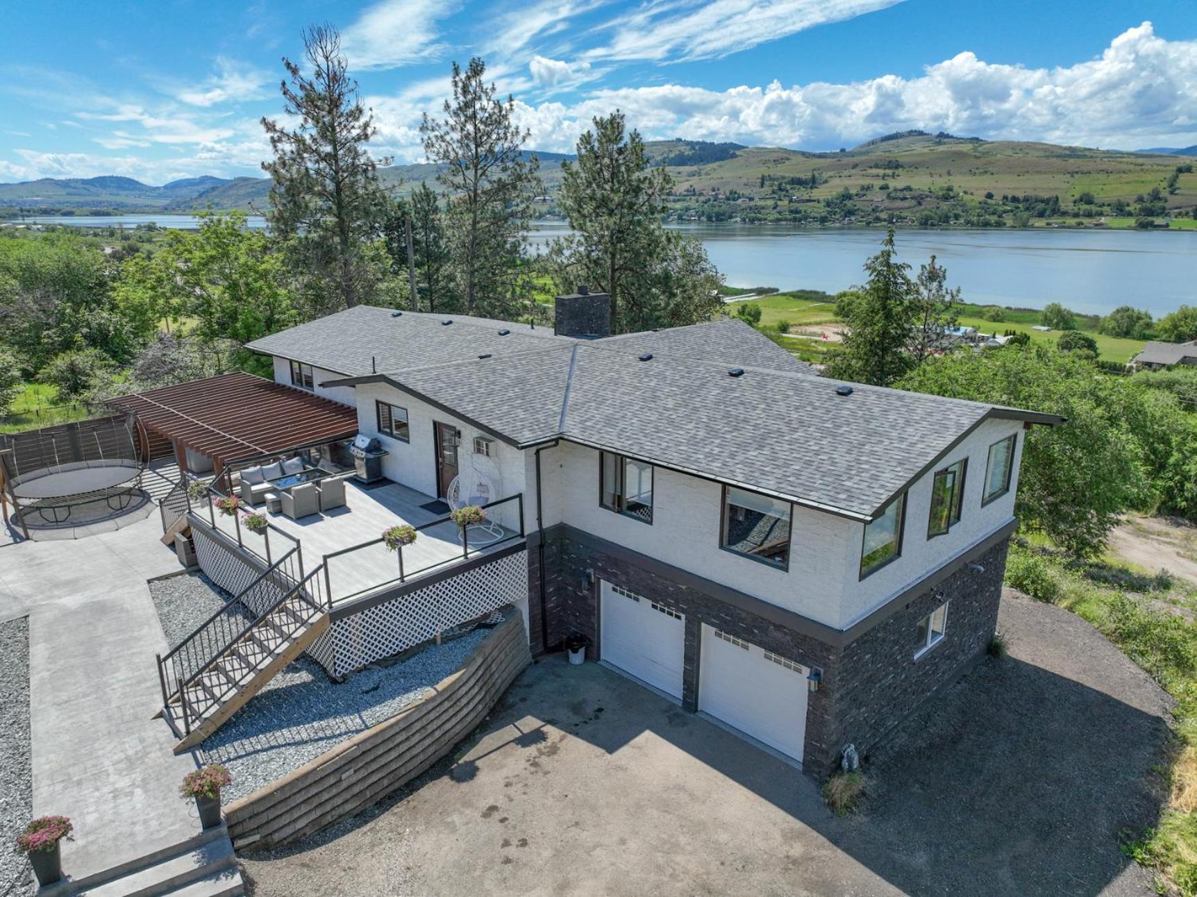 Lakeviews, big yard/deck, minutes to Silver Star/Golf/Wineries.