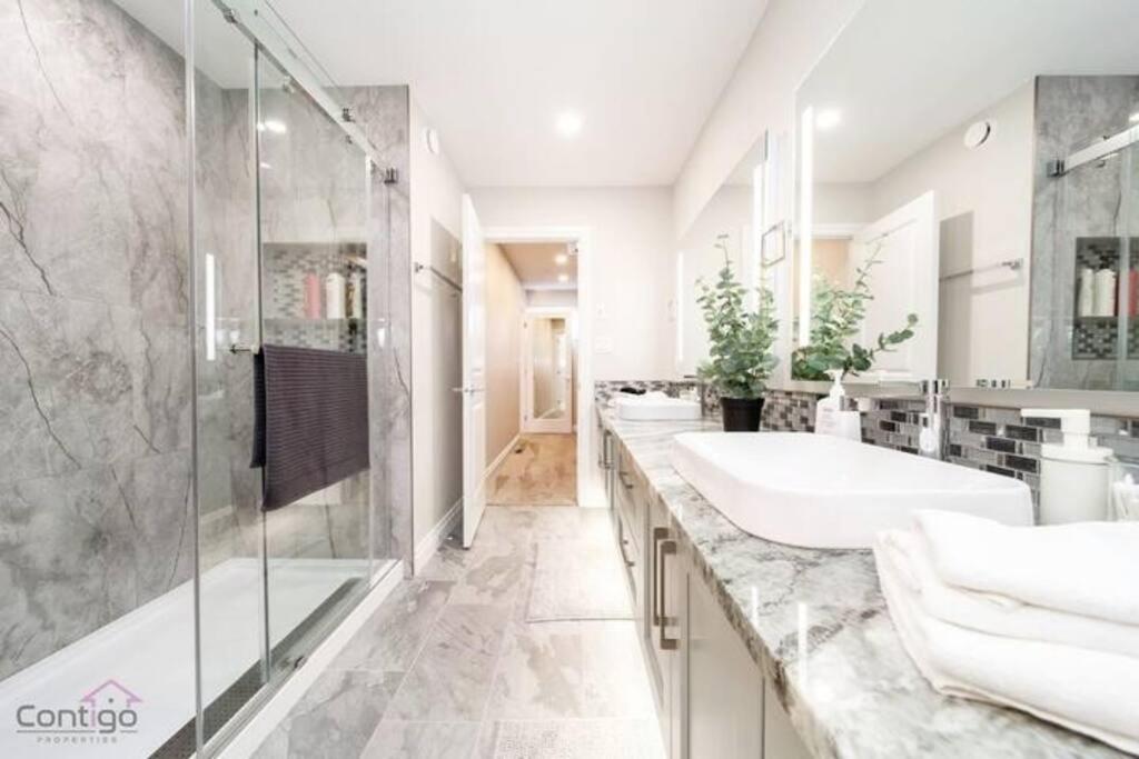 The Azure, Near DT & University, TWO King Beds!
