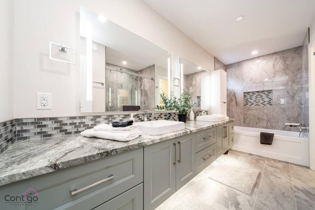 The Azure, Near DT & University, TWO King Beds!