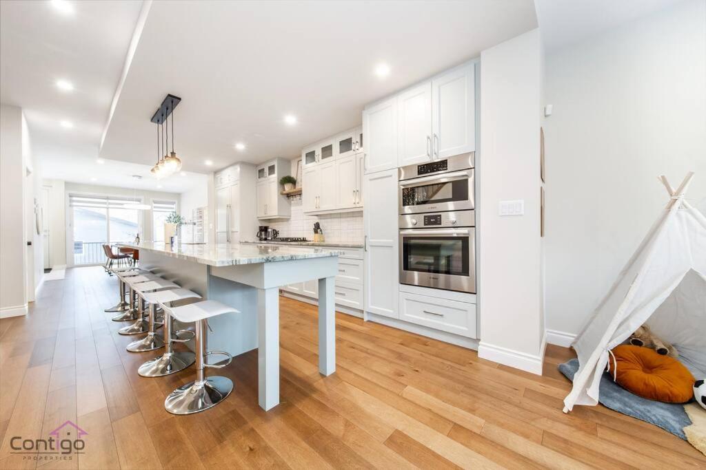 The Azure, Near DT & University, TWO King Beds!