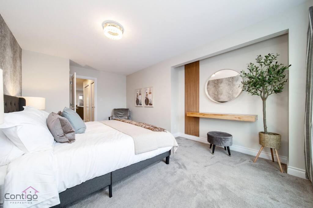 The Azure, Near DT & University, TWO King Beds!