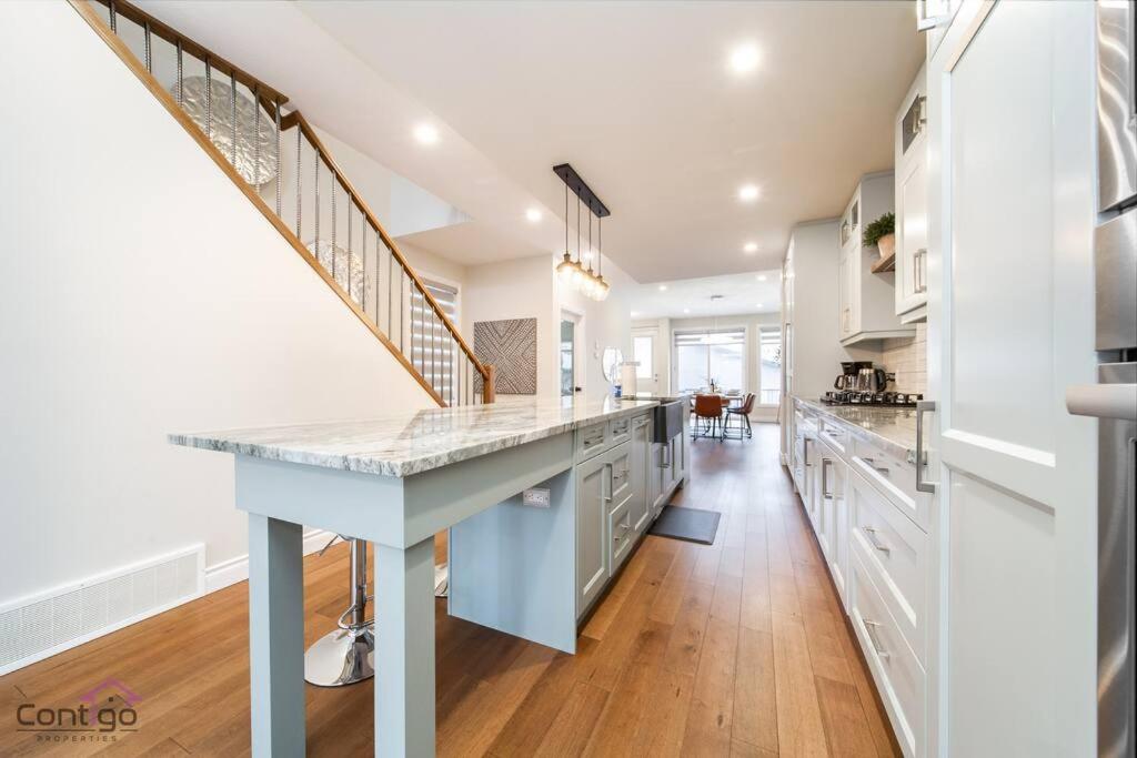 The Azure, Near DT & University, TWO King Beds!