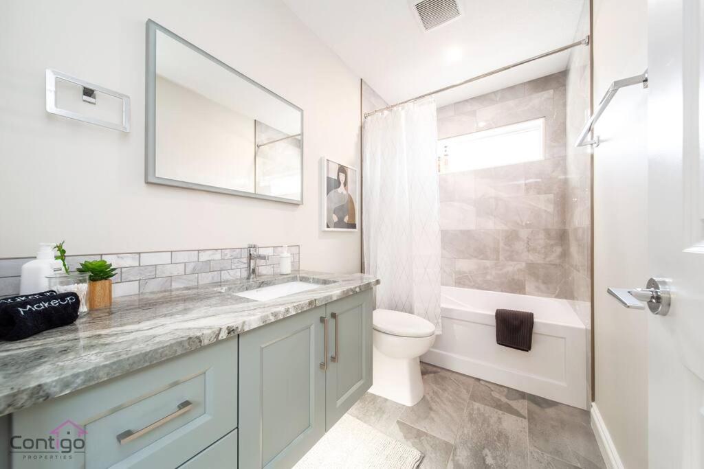 The Azure, Near DT & University, TWO King Beds!