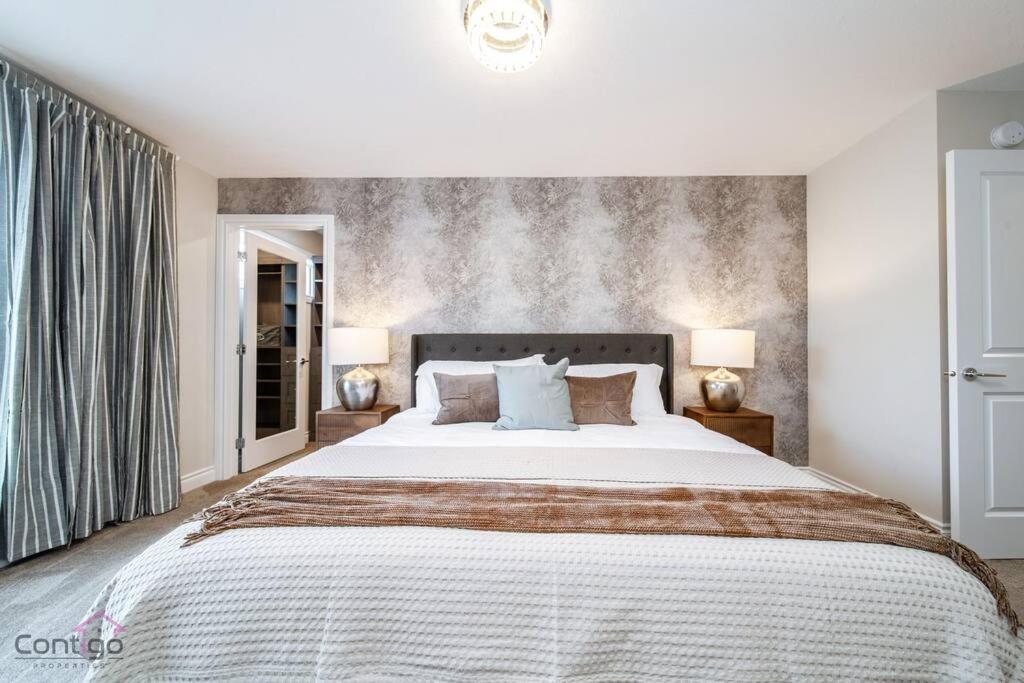 The Azure, Near DT & University, TWO King Beds!