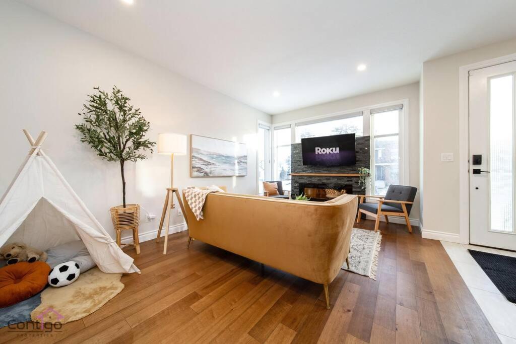The Azure, Near DT & University, TWO King Beds!