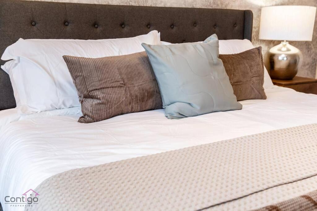 The Azure, Near DT & University, TWO King Beds!