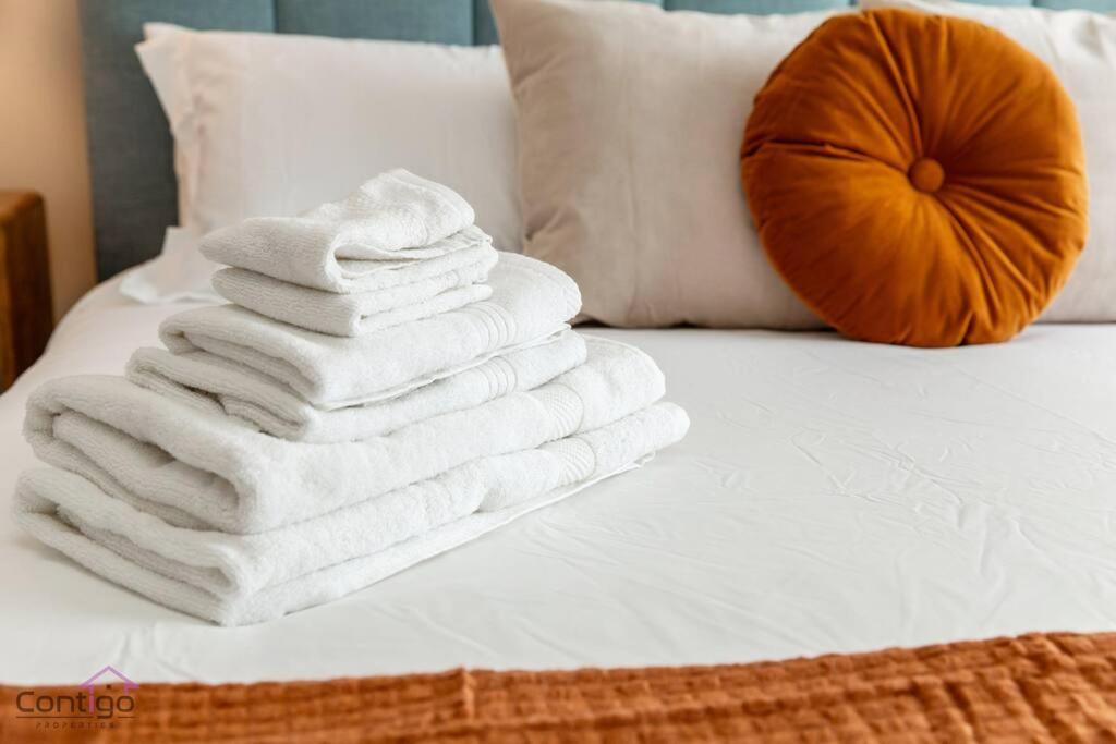 The Azure, Near DT & University, TWO King Beds!