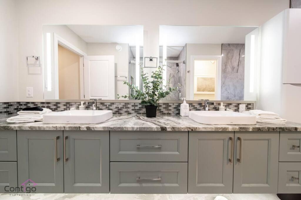 The Azure, Near DT & University, TWO King Beds!