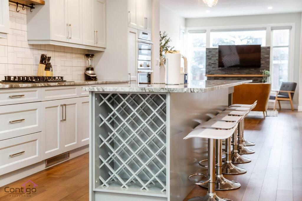 The Azure, Near DT & University, TWO King Beds!