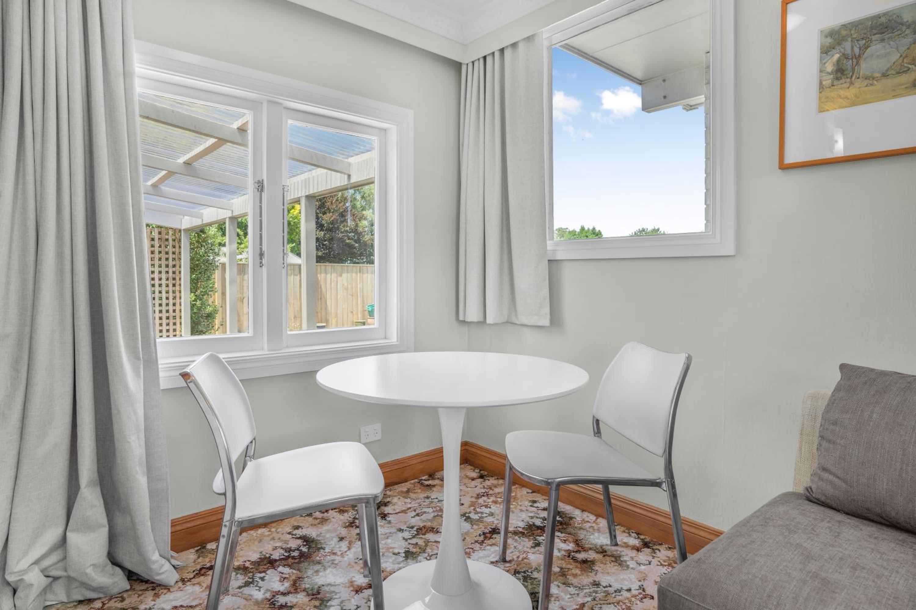 Farley Avenue Turret & Lounge view 4