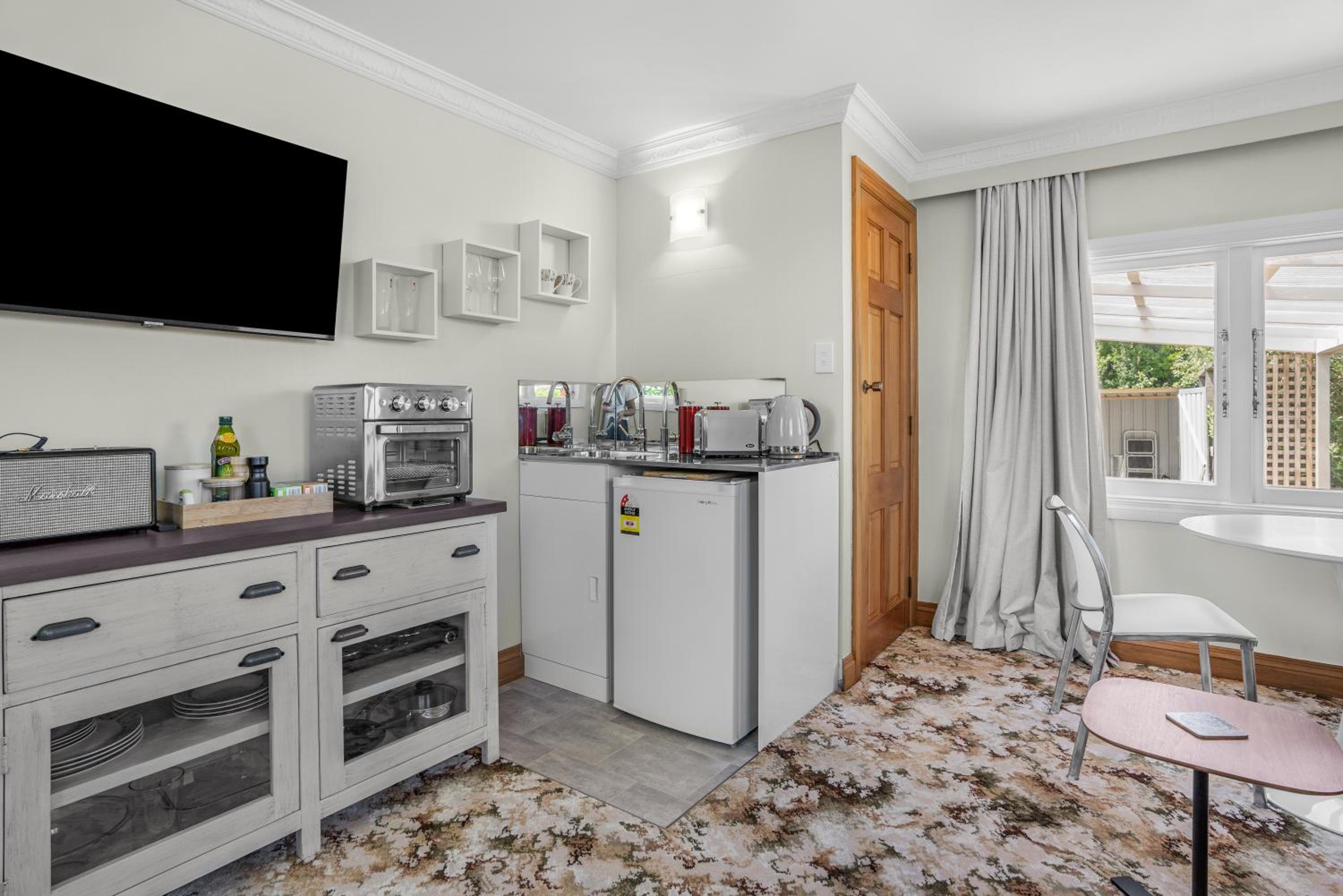 Farley Avenue Turret & Lounge view 3