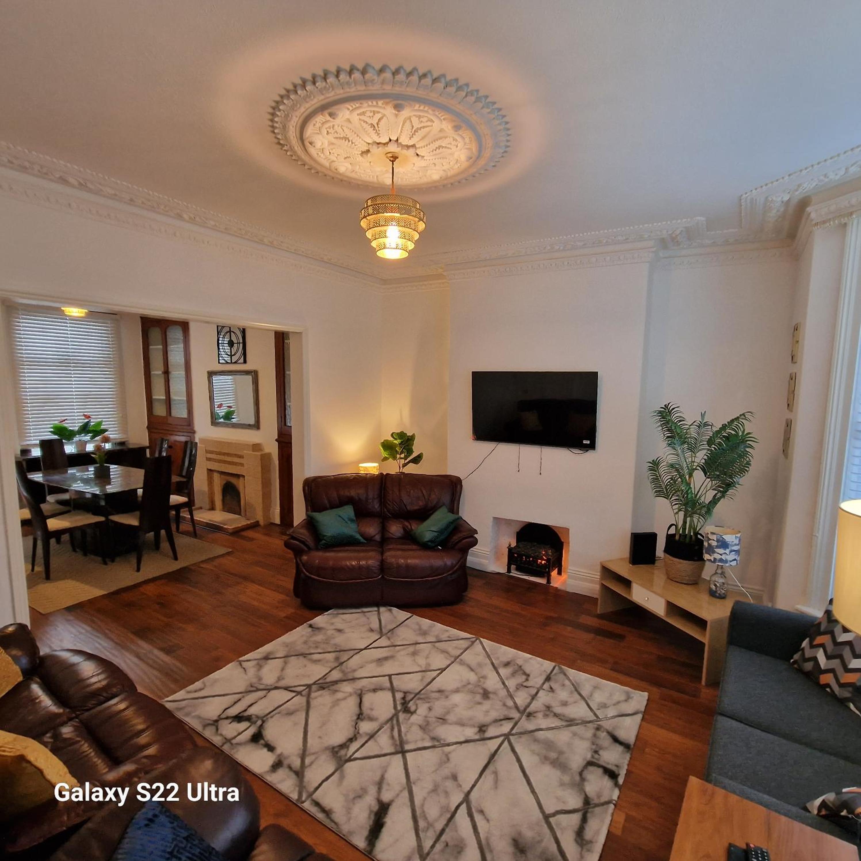 4 Bed Park View House-Free Parking - Sleep 8 view 3