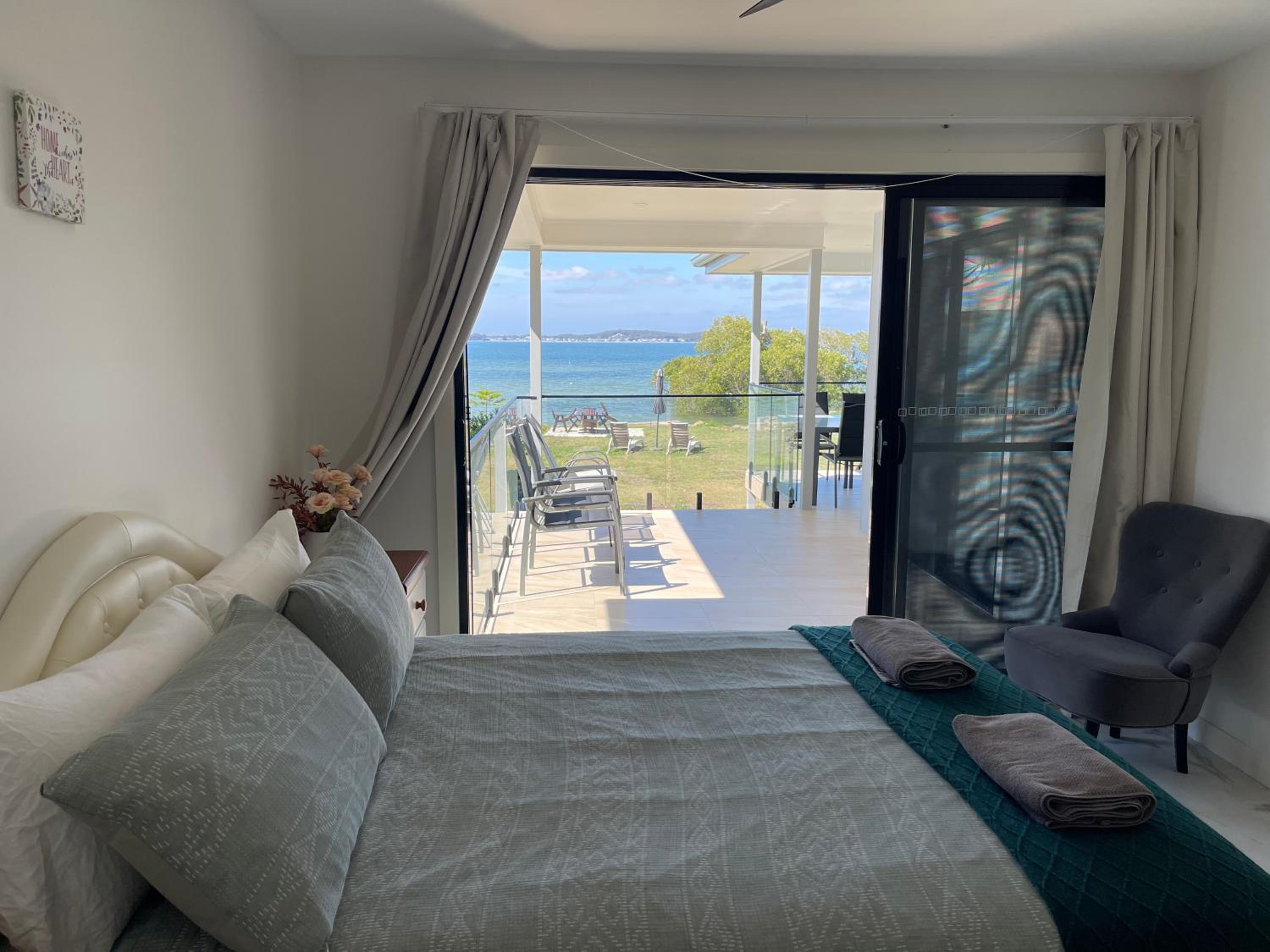 ABSOLUTE BEACHFRONT Port Stephens - Pindimar Beach House