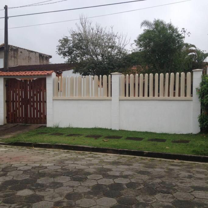 Casa com churrasqueira- 200 metros da praia
