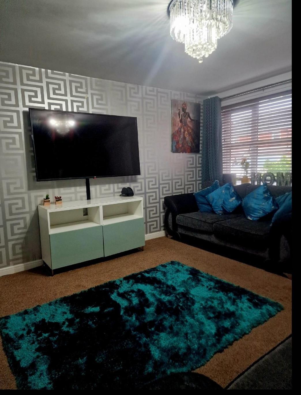 Well Furnished 3 Bedroom House in a cosy estate in Bolton with free parking view 4