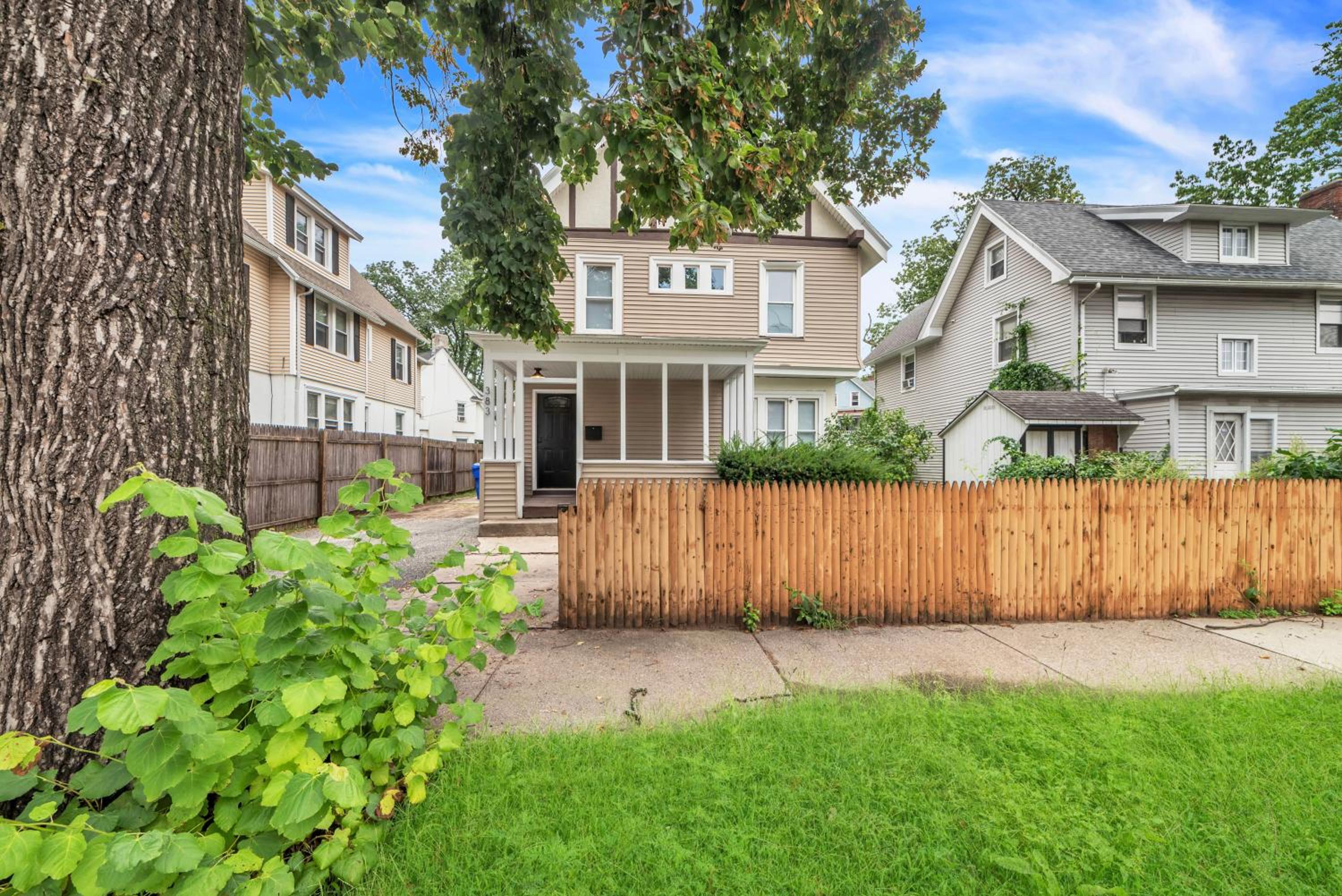 Beautiful 4BR 2 Bathroom House with Parking view 2